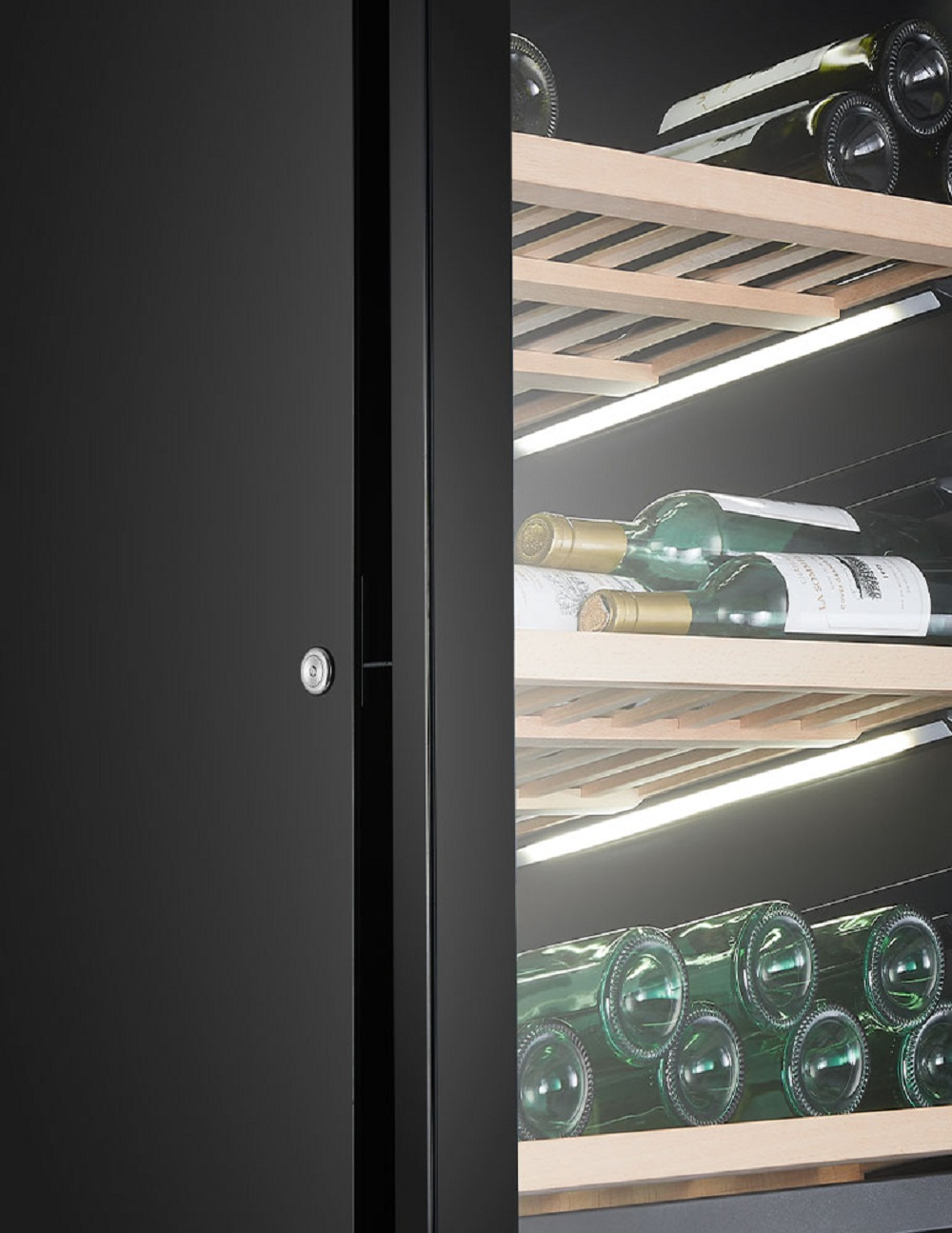 Schwarzer Kühlschrank mit Holzböden, gefüllt mit Wein- und Wasserflaschen.