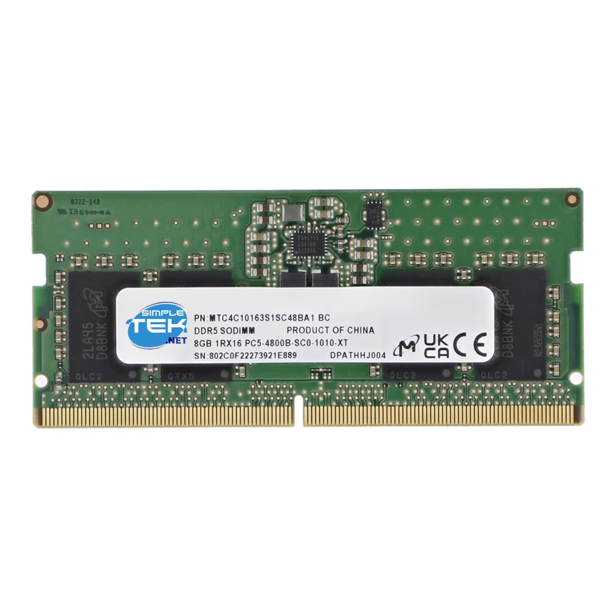 Siyah bellek çiplerli ve etiketli yeşil devre kartı. DDR5 SODIMM modülü.