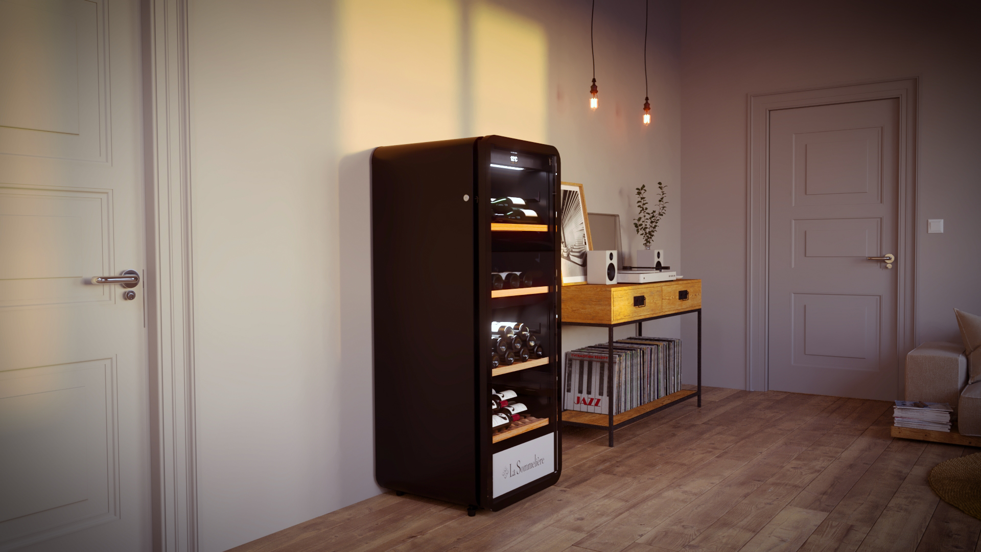 Ein schwarzer Weinkühlschrank steht neben einer weißen Tür. Ein Holztisch mit Schallplatten und Lautsprechern.