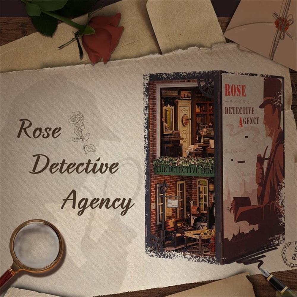 Un diorama de bureau de détective miniature avec une loupe et une rose.