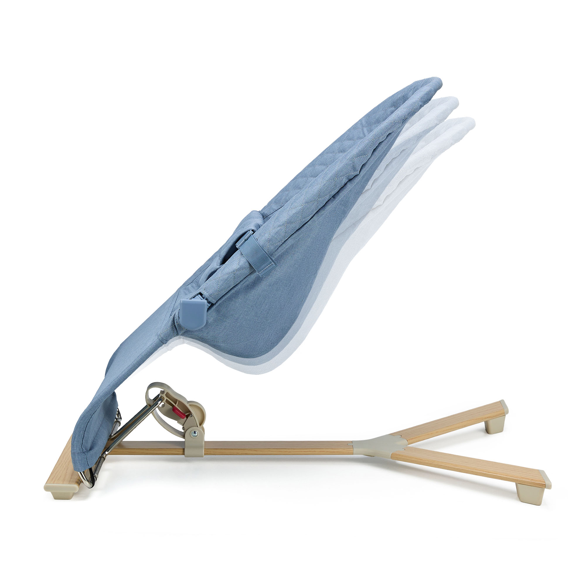 Ein blauer Babywippenrahmen mit Holzdetails und mehreren Positionen.