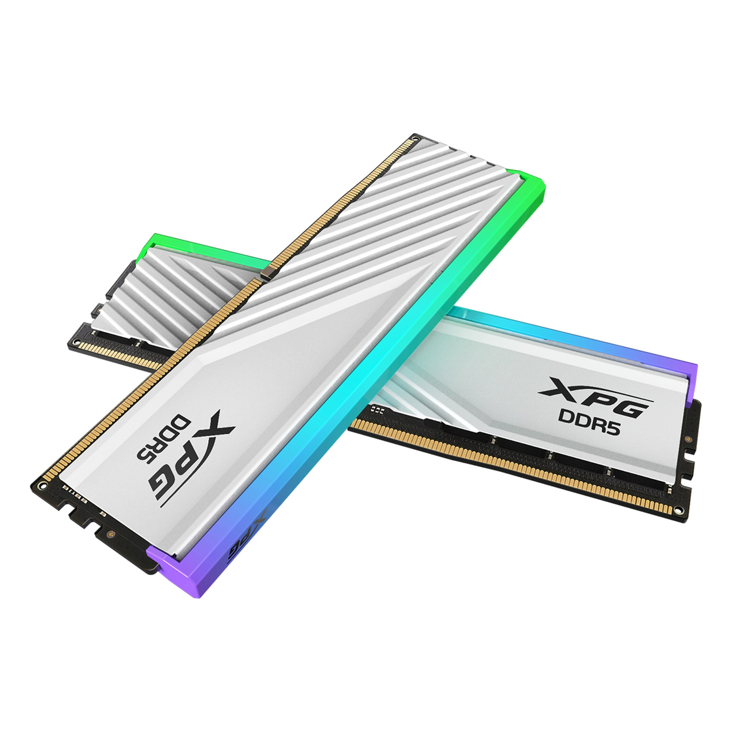 Gümüş soğutucu ve RGB aydınlatmalı iki beyaz XPG DDR5 RAM bellek.