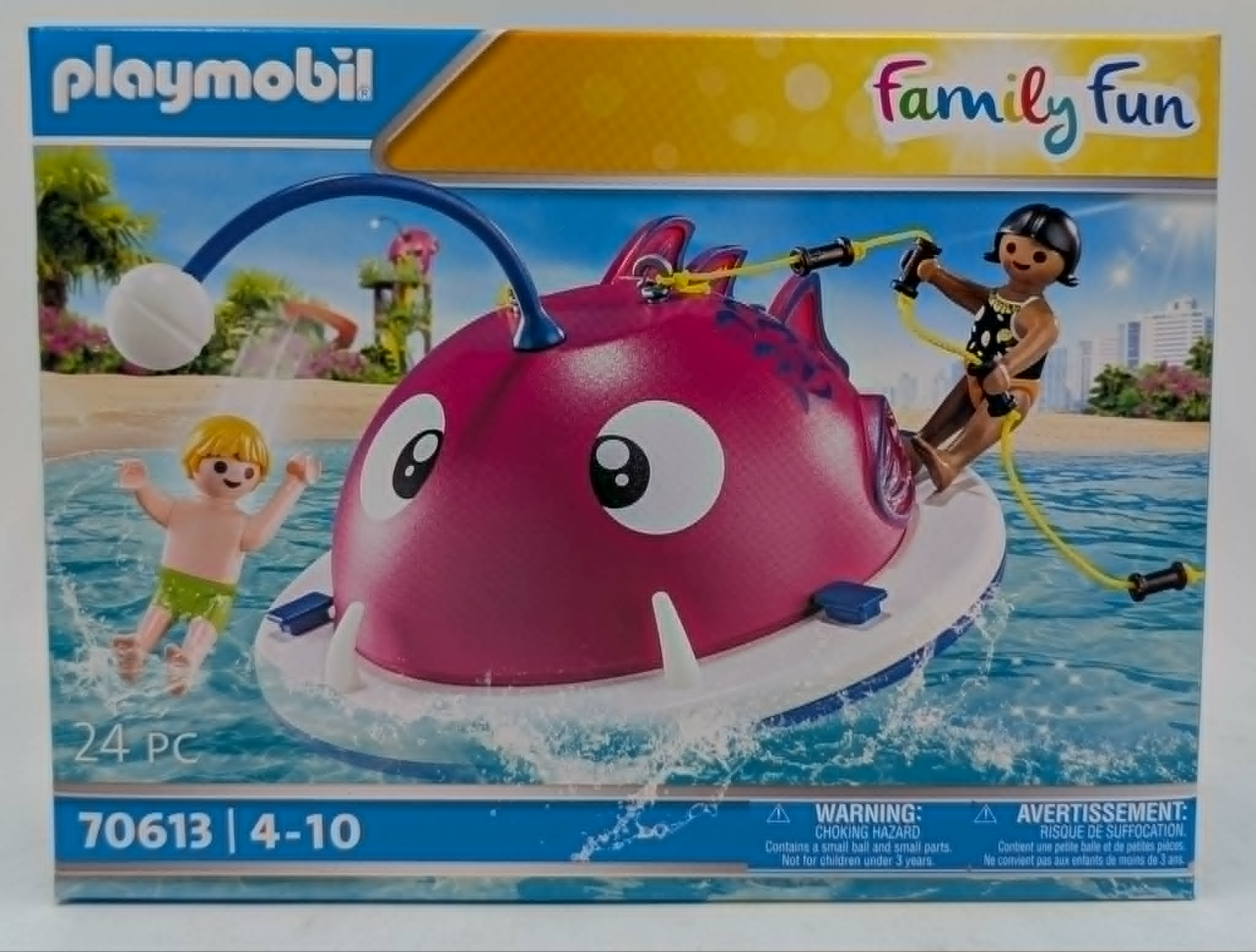 Pudełko Playmobil z dwiema figurkami i różową łodzią w kształcie ryby w wodzie.
