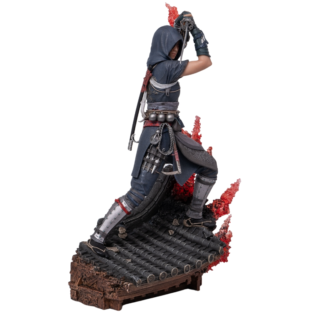 Eine Kriegerstatuette in dunkelblauem Kapuzenoutfit hält ein Schwert und steht auf einem gefliesten Dach mit roten feurigen Akzenten.
