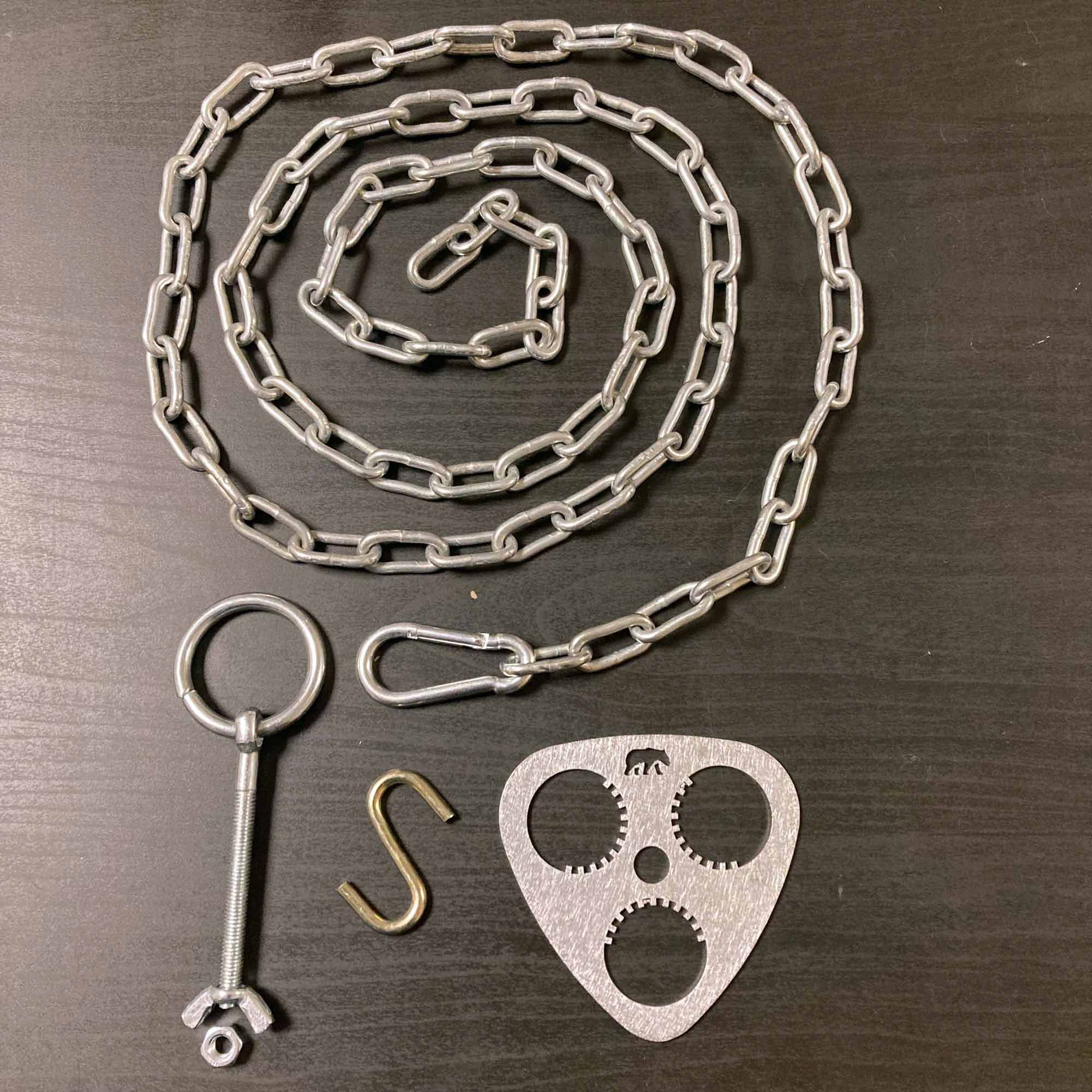 Gümüş zincir, kanca, vidali halka ve gitar pena şeklinde metal plaka.