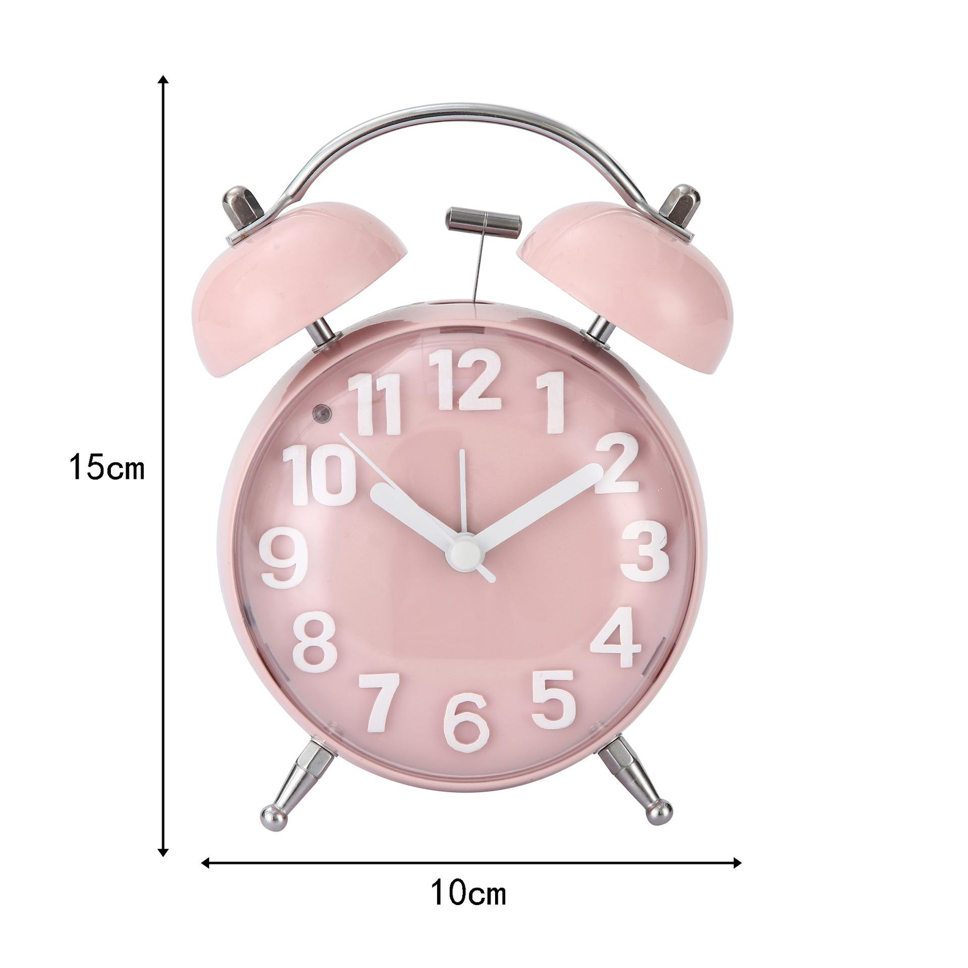 Gümüş saplı pembe ikiz çan alarm saati. Saati 10:09 gösteriyor.