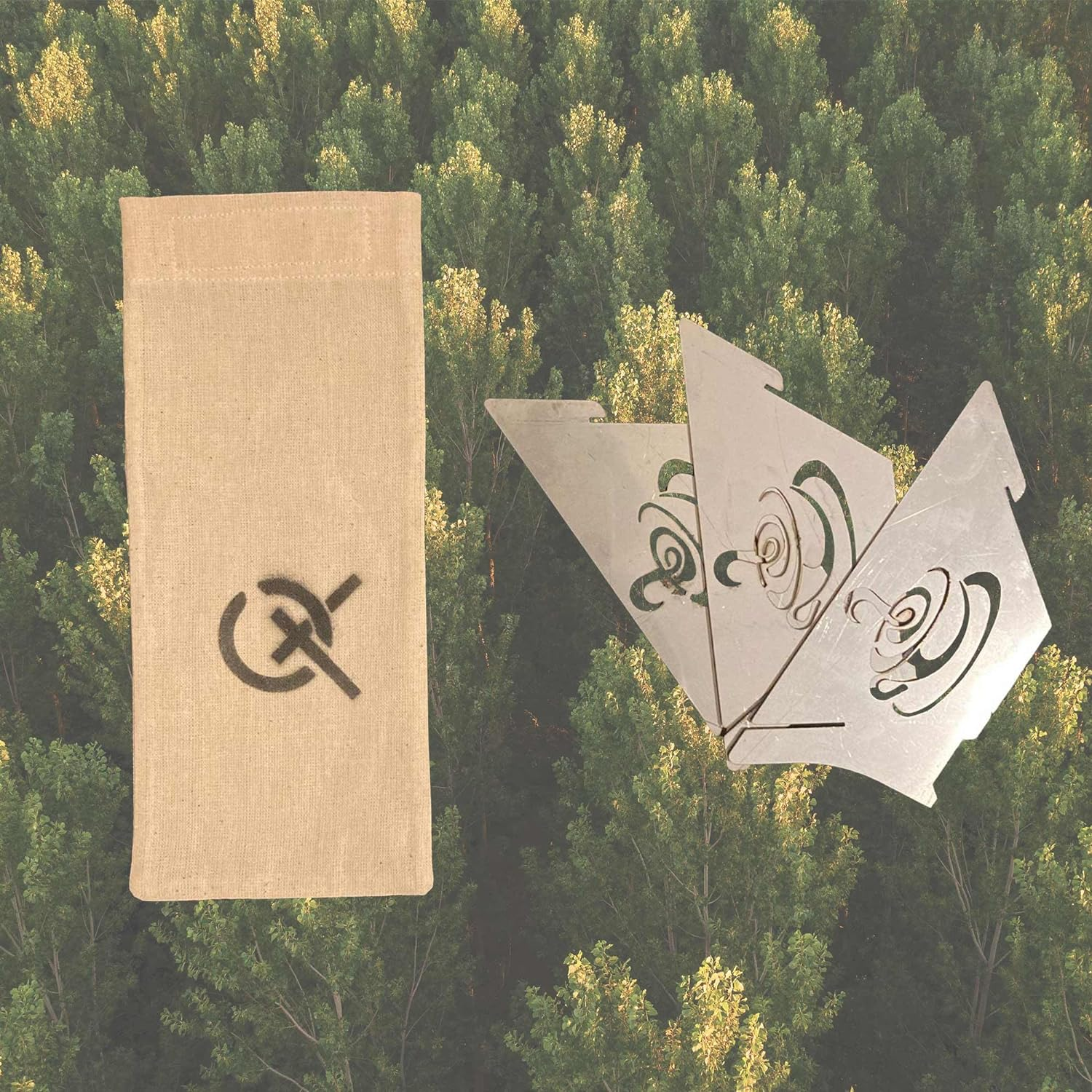 Orman arka planında logo ve üç gümüş metal bardak altlığı bulunan bej keten çanta.