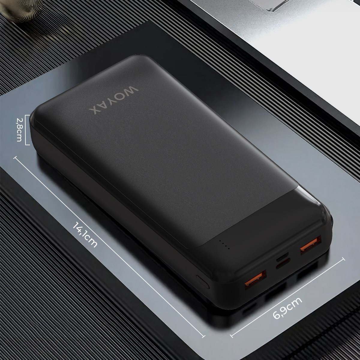 İki turuncu USB bağlantı noktasına sahip siyah WOYAX powerbank, boyutlar 14,1x6,9x2,8cm.