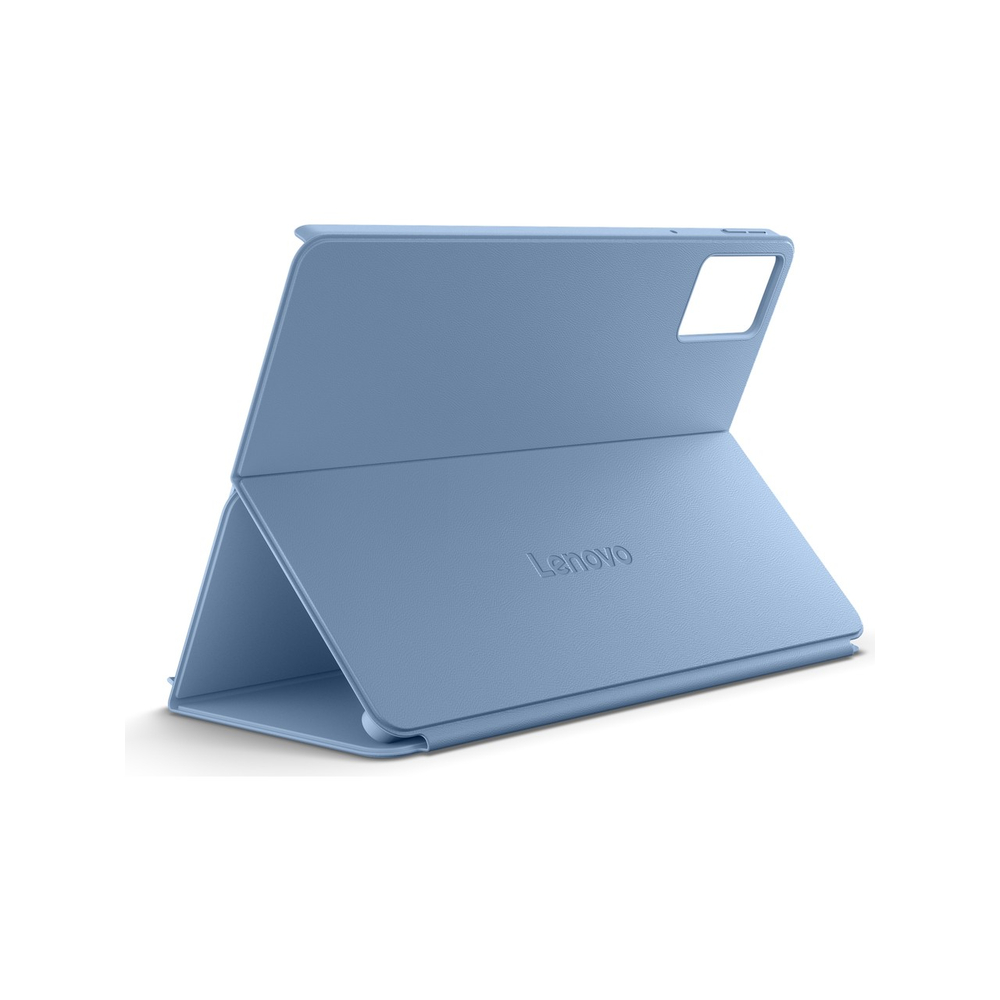 Lenovo logolu açık mavi tablet kılıfı, kamera açıklığı ile dik duruyor.