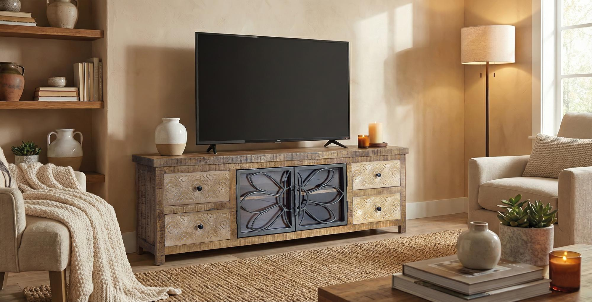 Una sala de estar con mueble de TV, televisión, sofá, lámpara y estante.