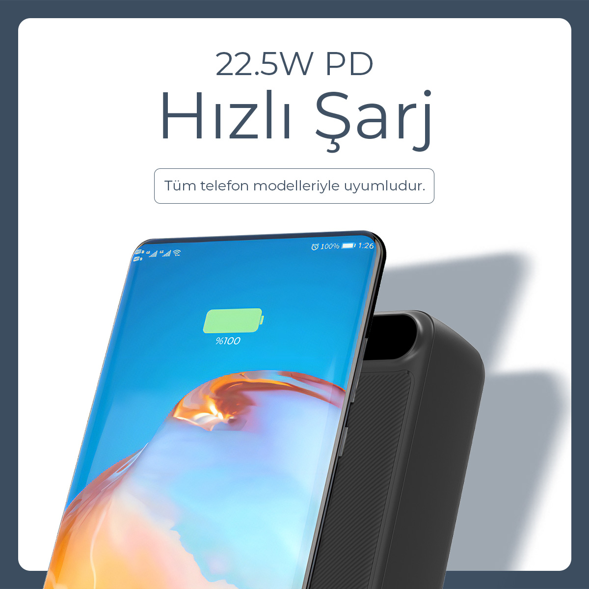Siyah telefon kılıfı, %100 şarj gösteren bir akıllı telefon tutuyor.