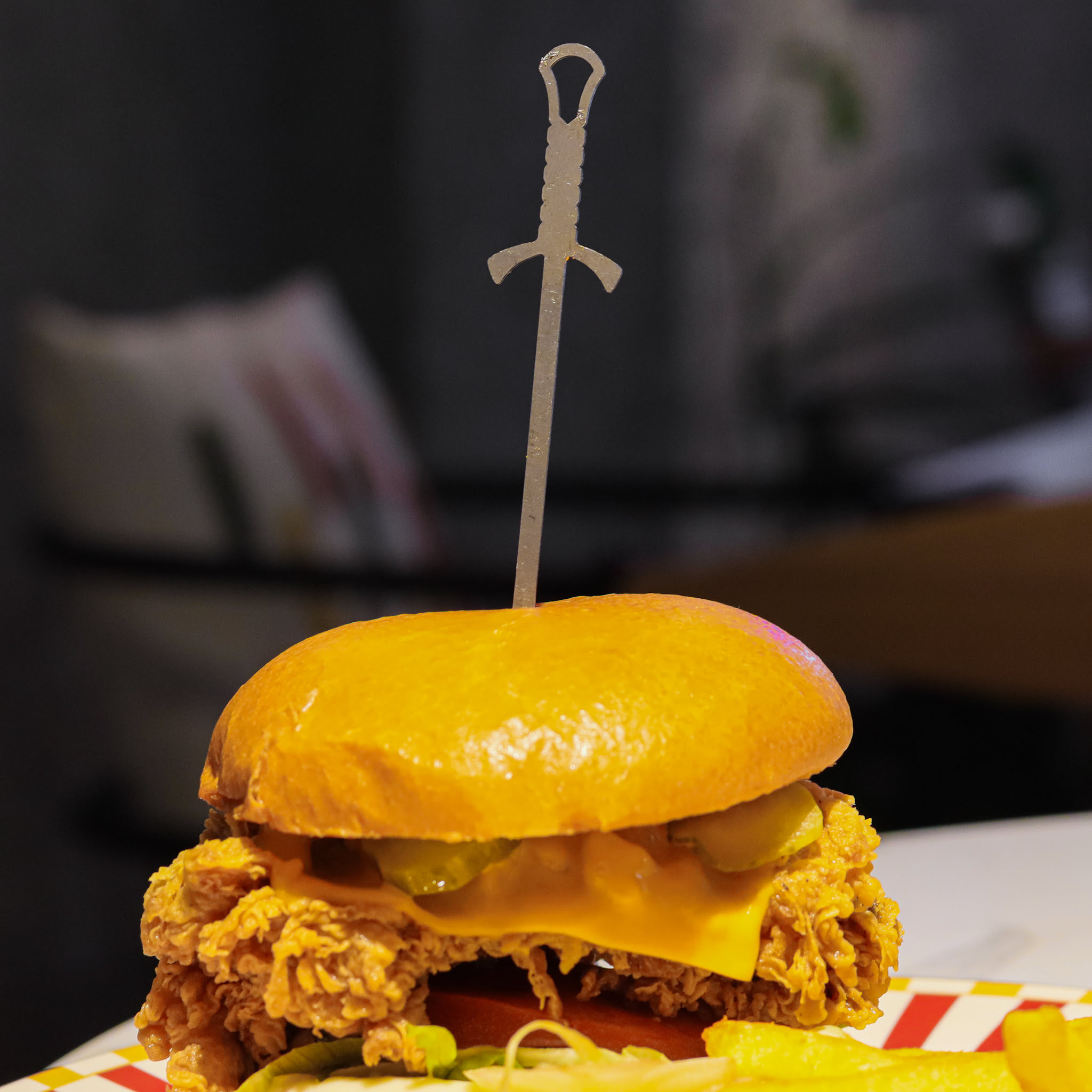Kıtır tavuklu, peynirli, turşulu ve patates kızartmalı burger.