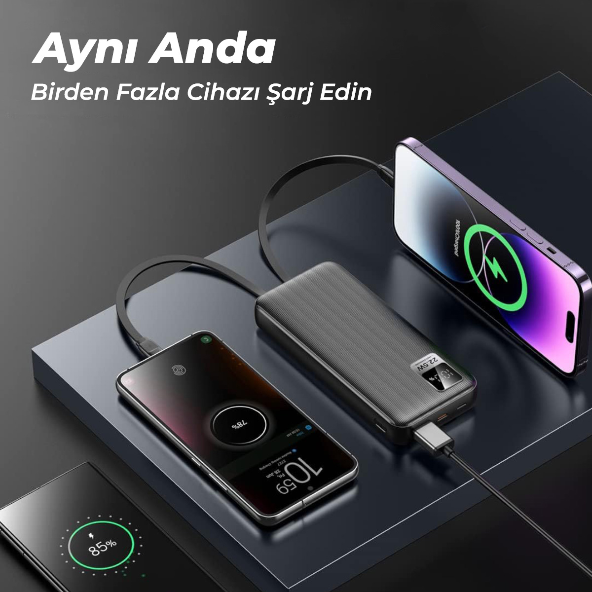 Powerbank iki akıllı telefonu şarj ediyor. Biri %78, diğeri %100.