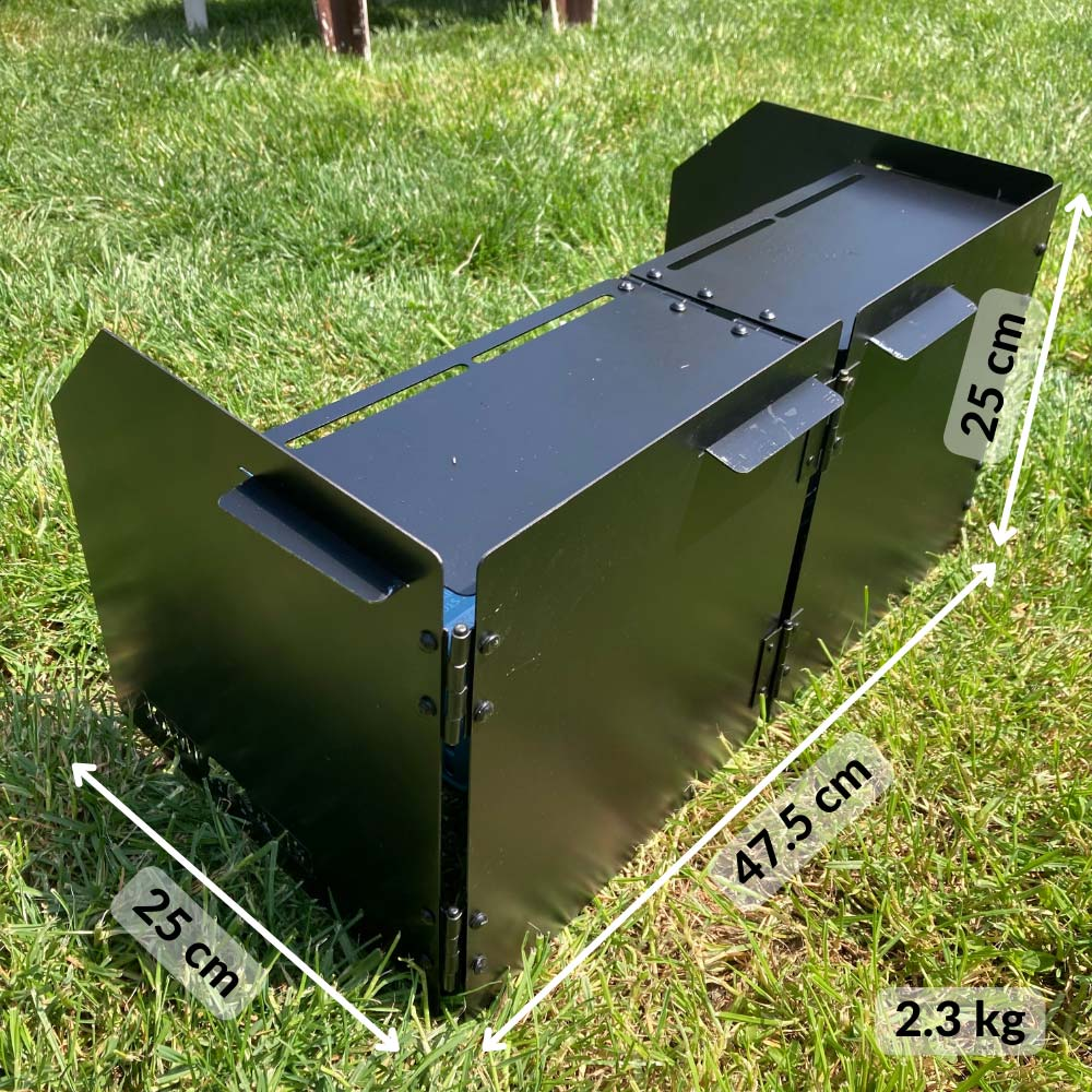 Siyah metal kamp ateşi rüzgar siperi, 47,5 x 25 x 25 cm, 2,3 kg, çim üzerinde.