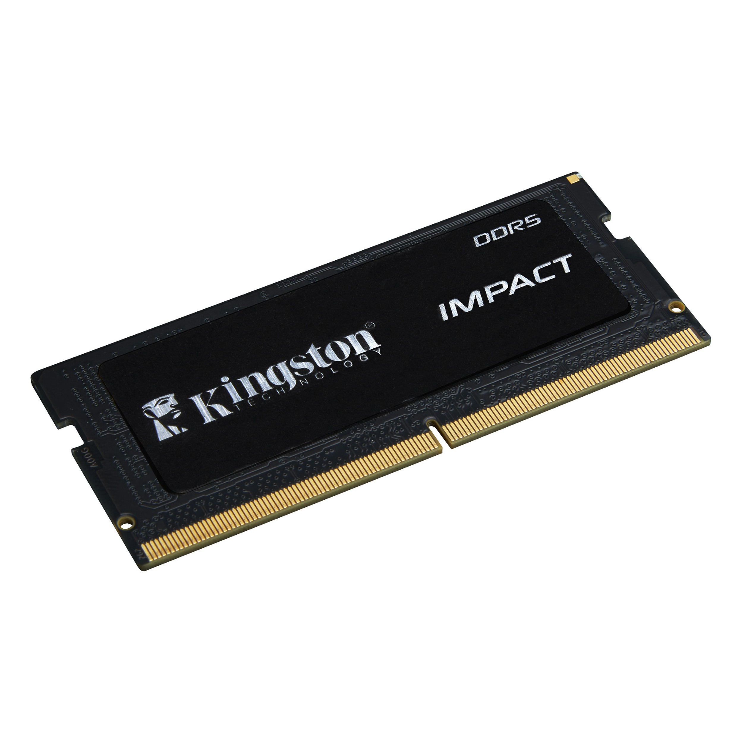 Beyaz arka plan üzerinde altın kontaklara sahip siyah bir Kingston DDR5 IMPACT RAM modülü.