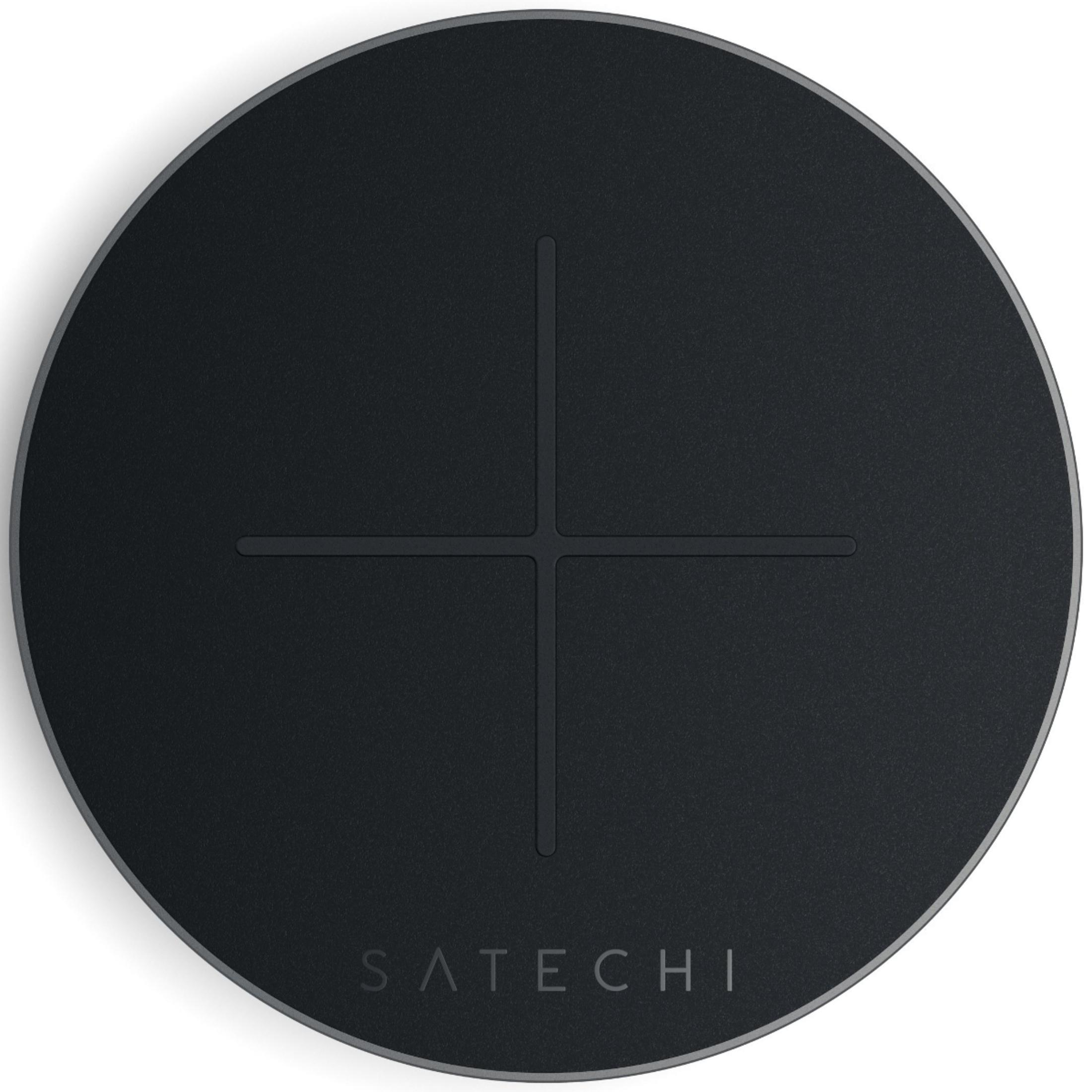 Een zwarte, ronde oplaadpad met een verzonken kruispatroon en Satechi-logo.