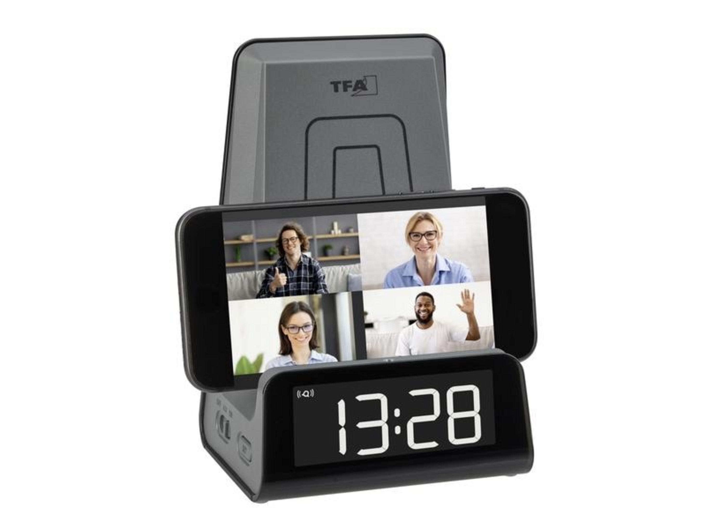 Digitaluhr mit Videokonferenz: 4 Personen, Zeit 13:28.