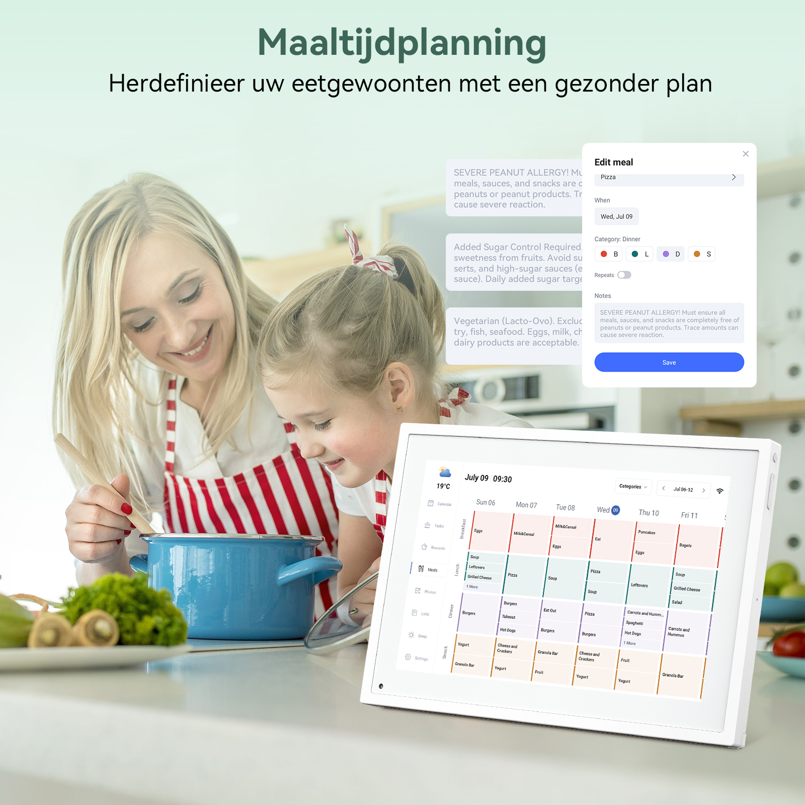Moeder en kind koken in keuken, tablet toont maaltijdplan met allergie-notities.