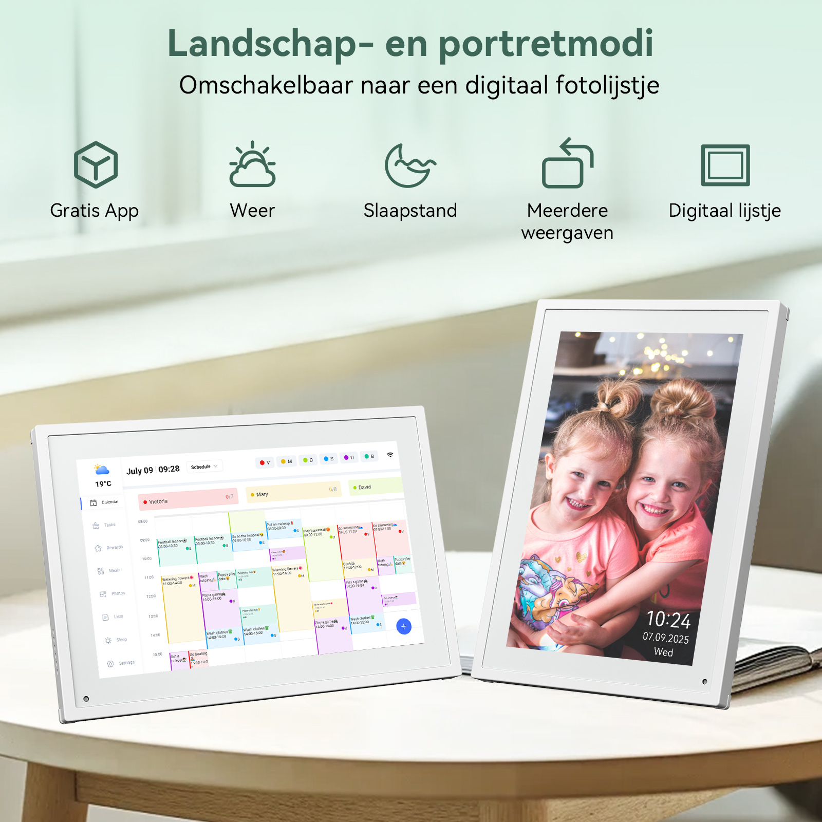 Twee digitale fotolijsten tonen een kalender en twee lachende meisjes.