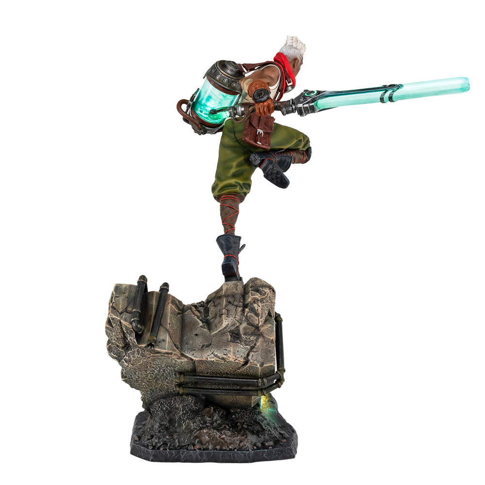 Eine Figur mit grüner Flüssigkeit in einem Behälter, die eine leuchtende Waffe hält.