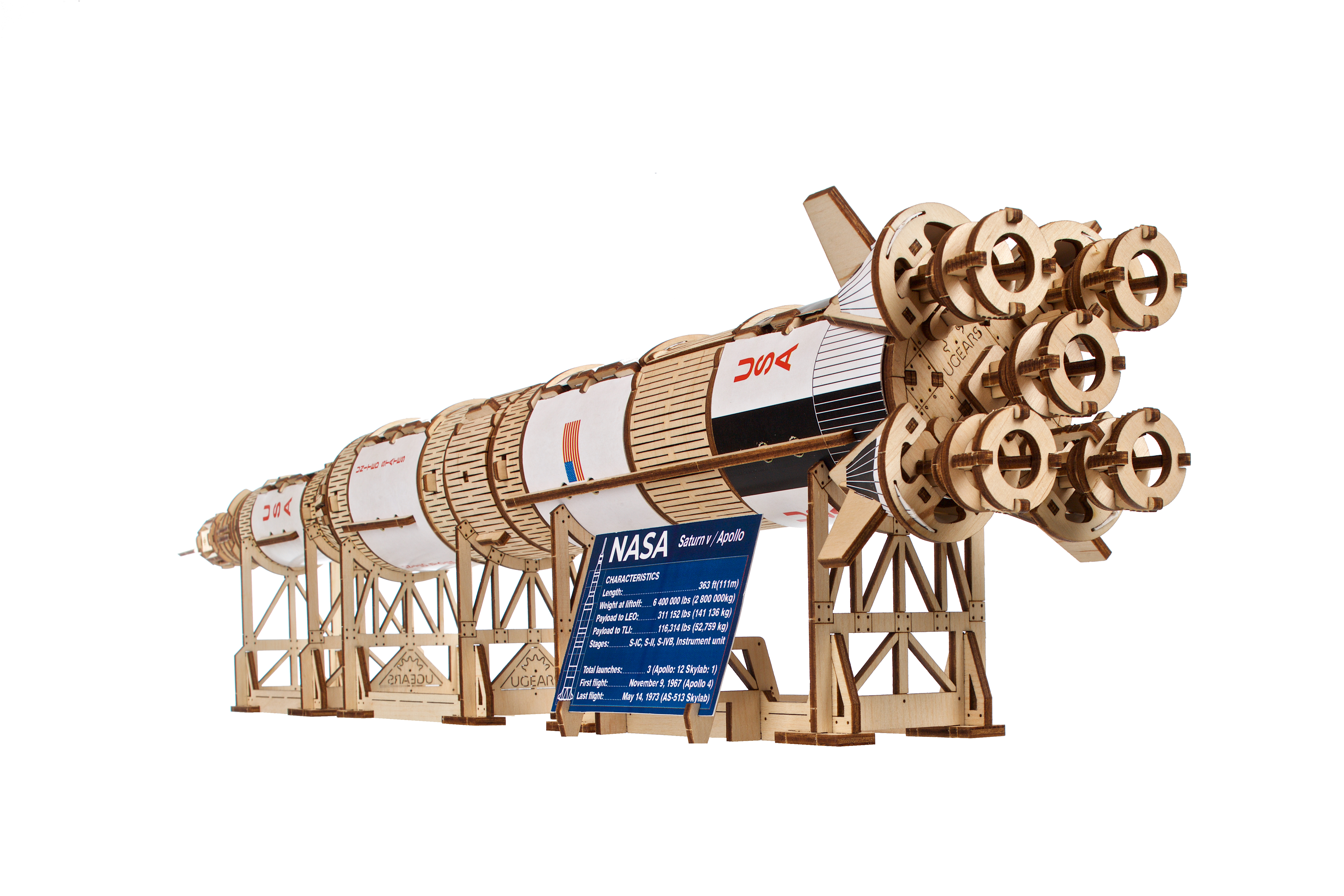 Un modello in legno del razzo Saturno V con etichettatura NASA e dati tecnici.