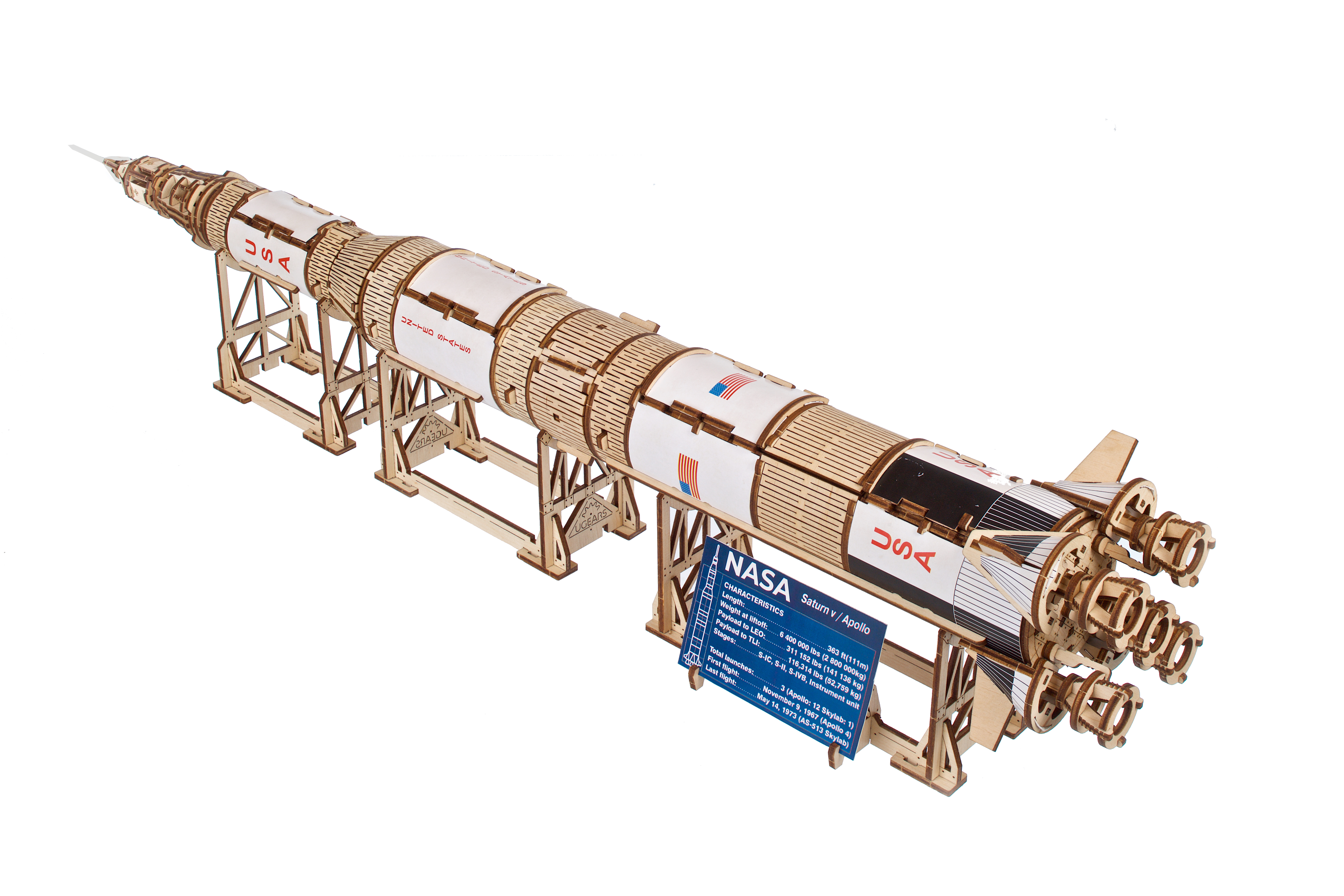 Un modello in legno del razzo Saturn V su un supporto, con bandiere ed etichette USA.