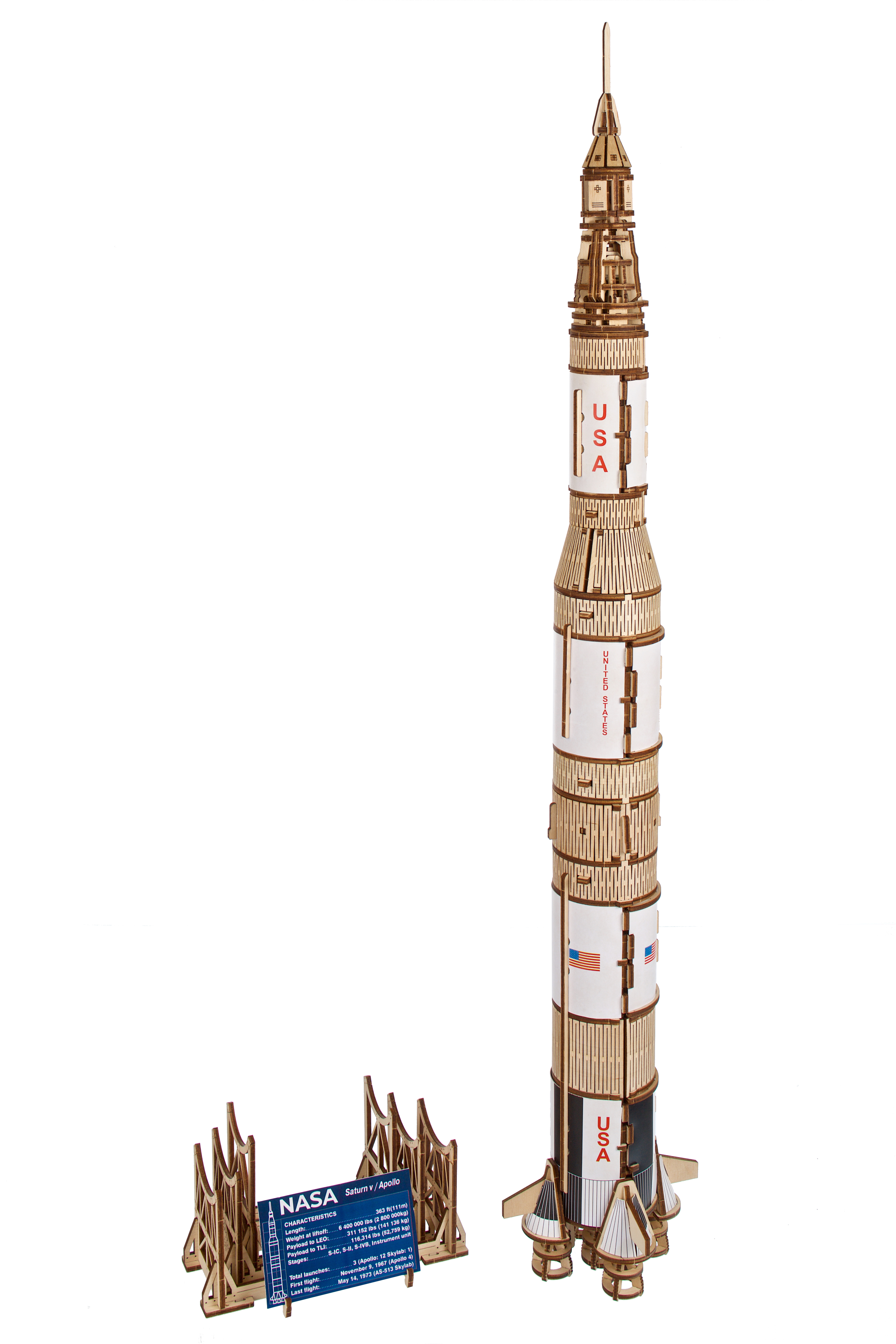 Un dettagliato modello in legno di un razzo Saturn V con supporto e targa informativa NASA.