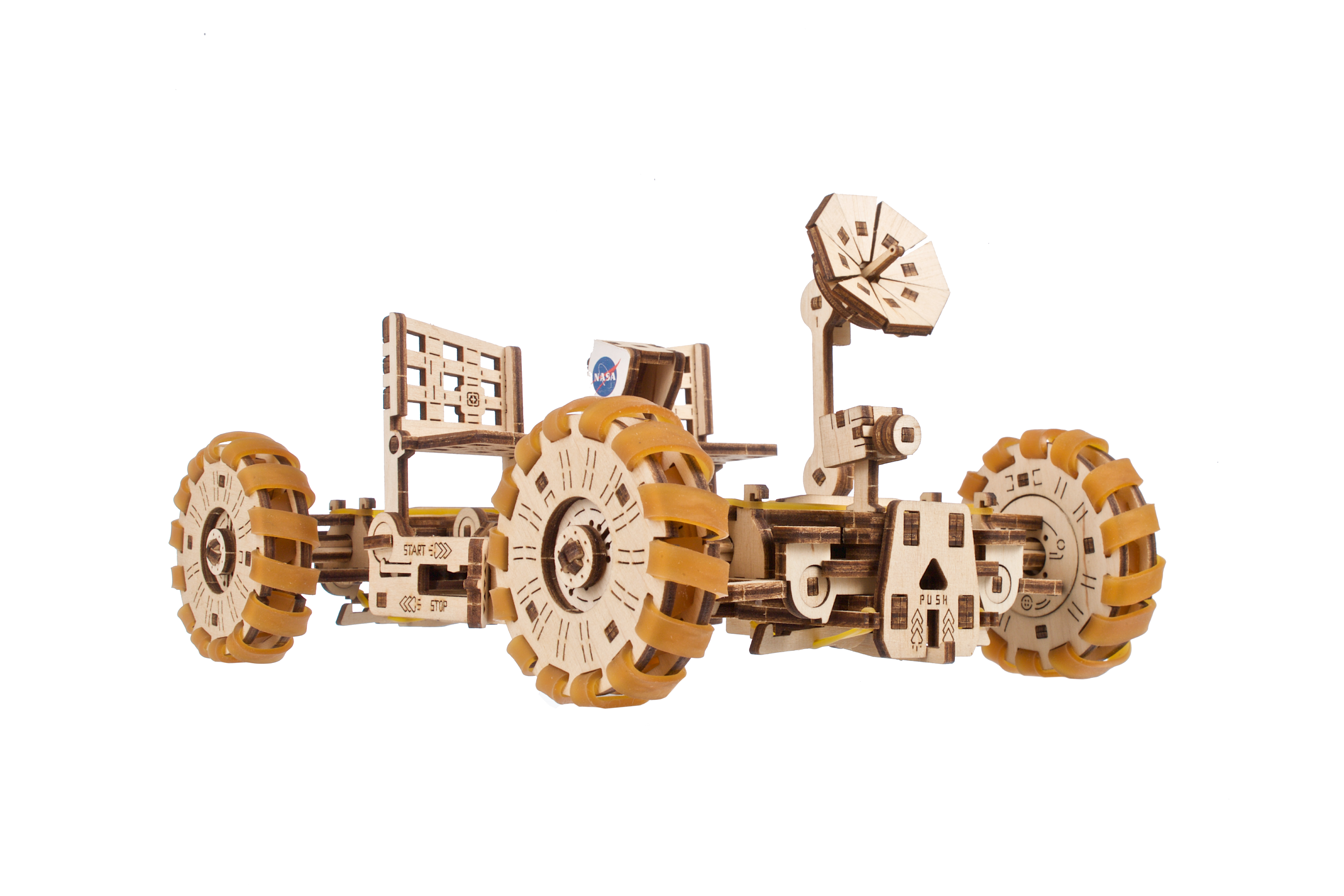 Ein hölzernes Mars-Rover-Modell mit NASA-Logo, großen Rädern und Antenne.