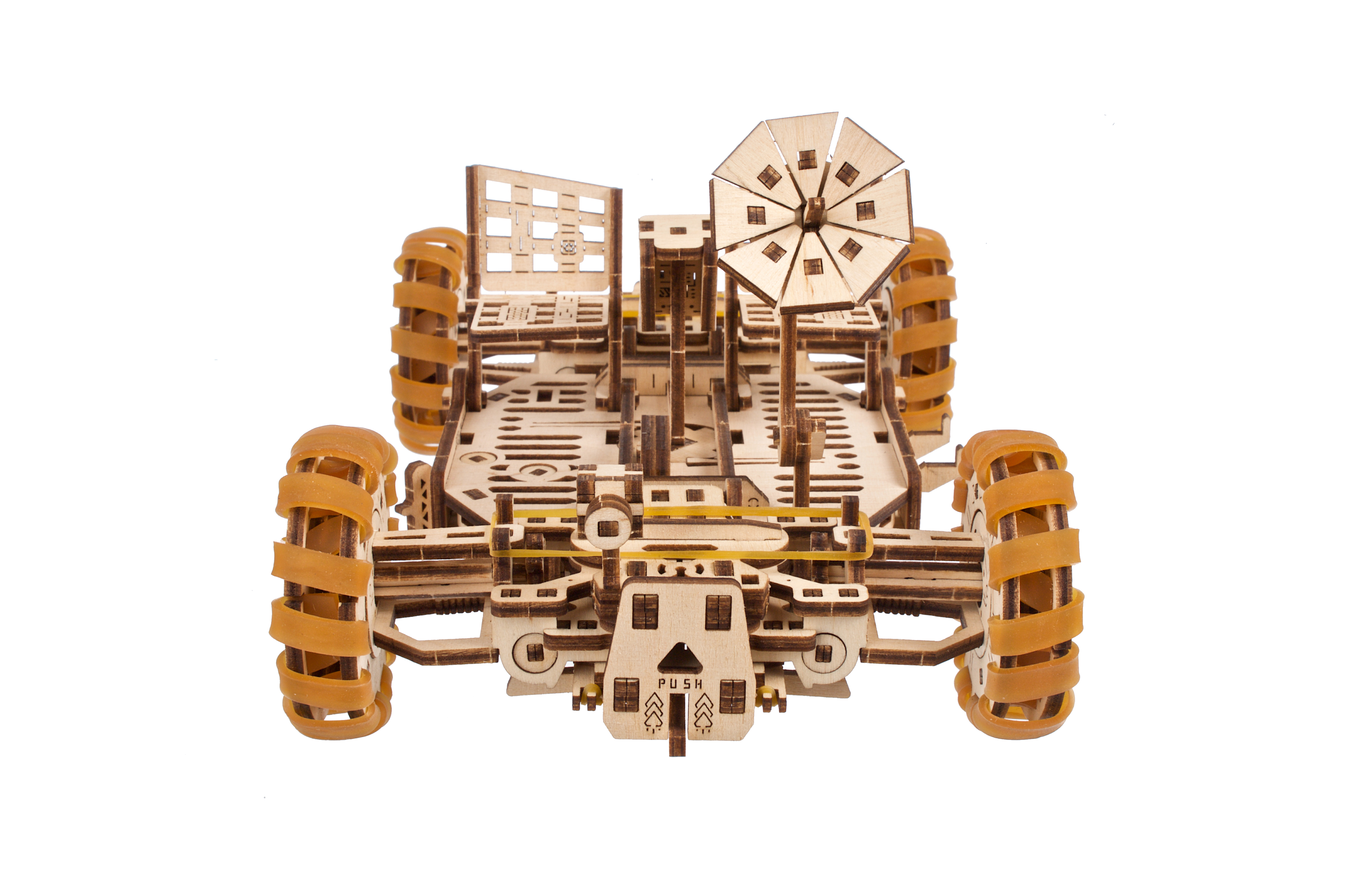 Ein hölzerner Modellroboter mit Gummiradreifen und einer Satellitenschüssel.