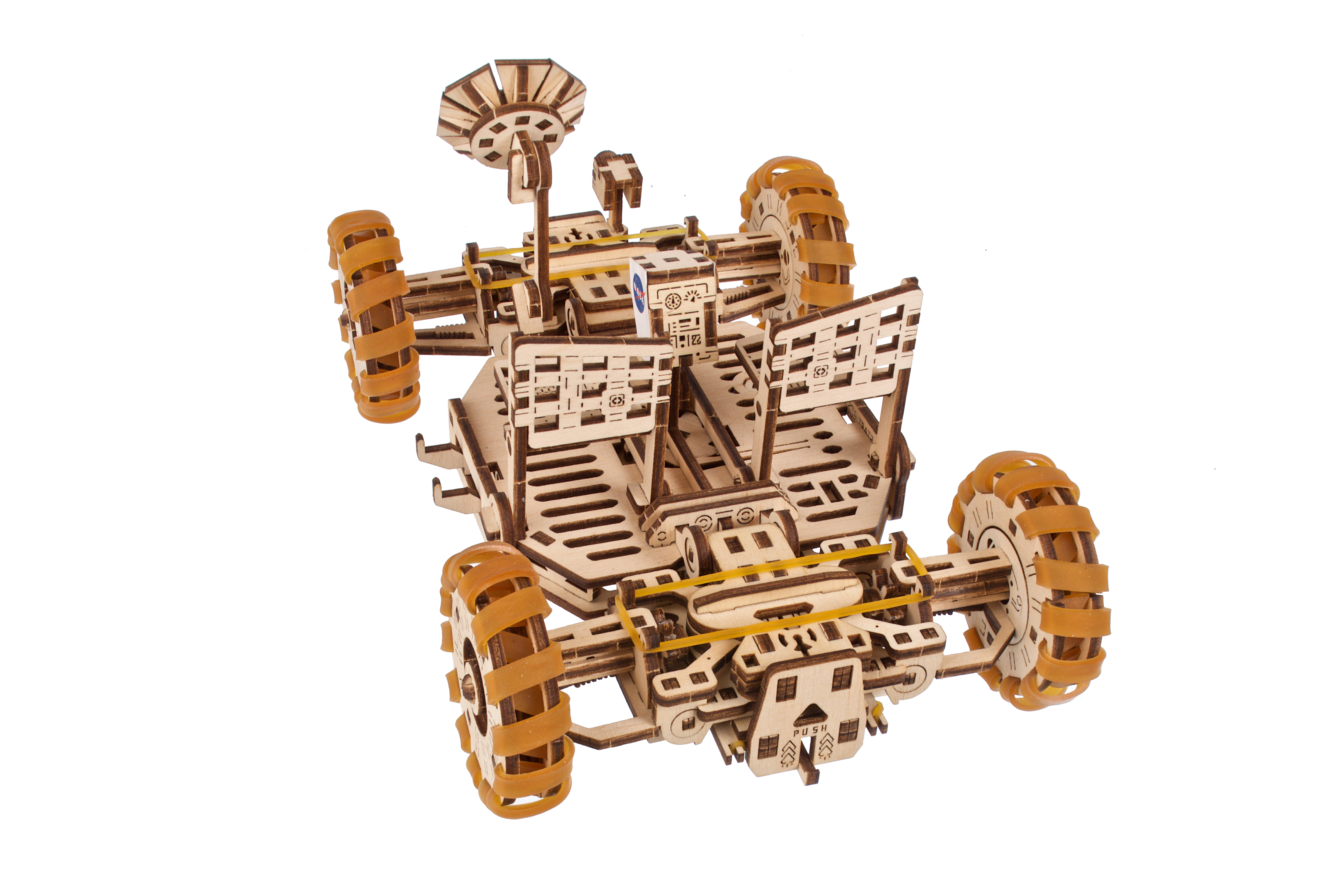 Ein hölzernes Modell eines Mars-Rovers mit Gummireifen und einer Satellitenschüssel.