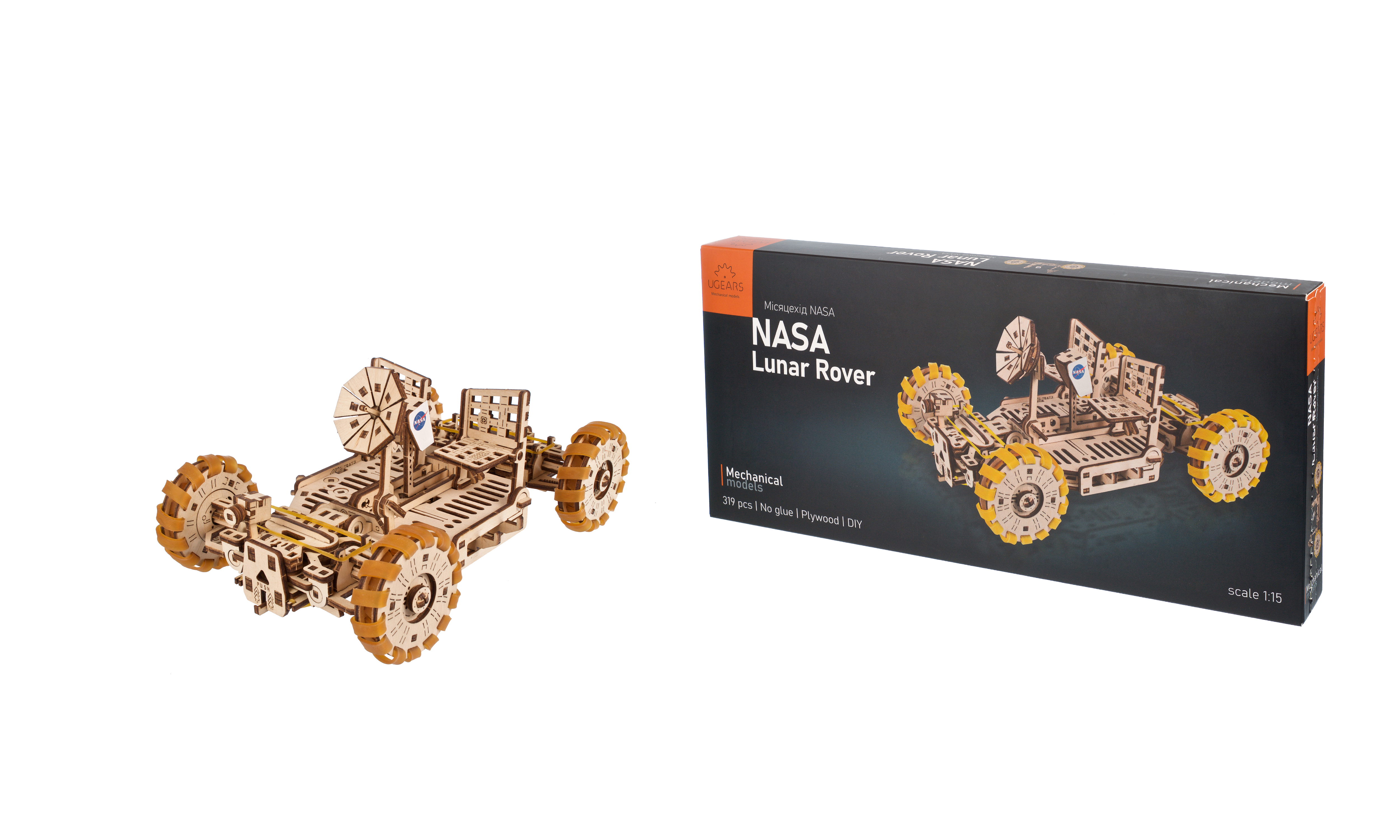 Ein Holzmodell eines NASA Mondrovers neben seiner Verpackung.