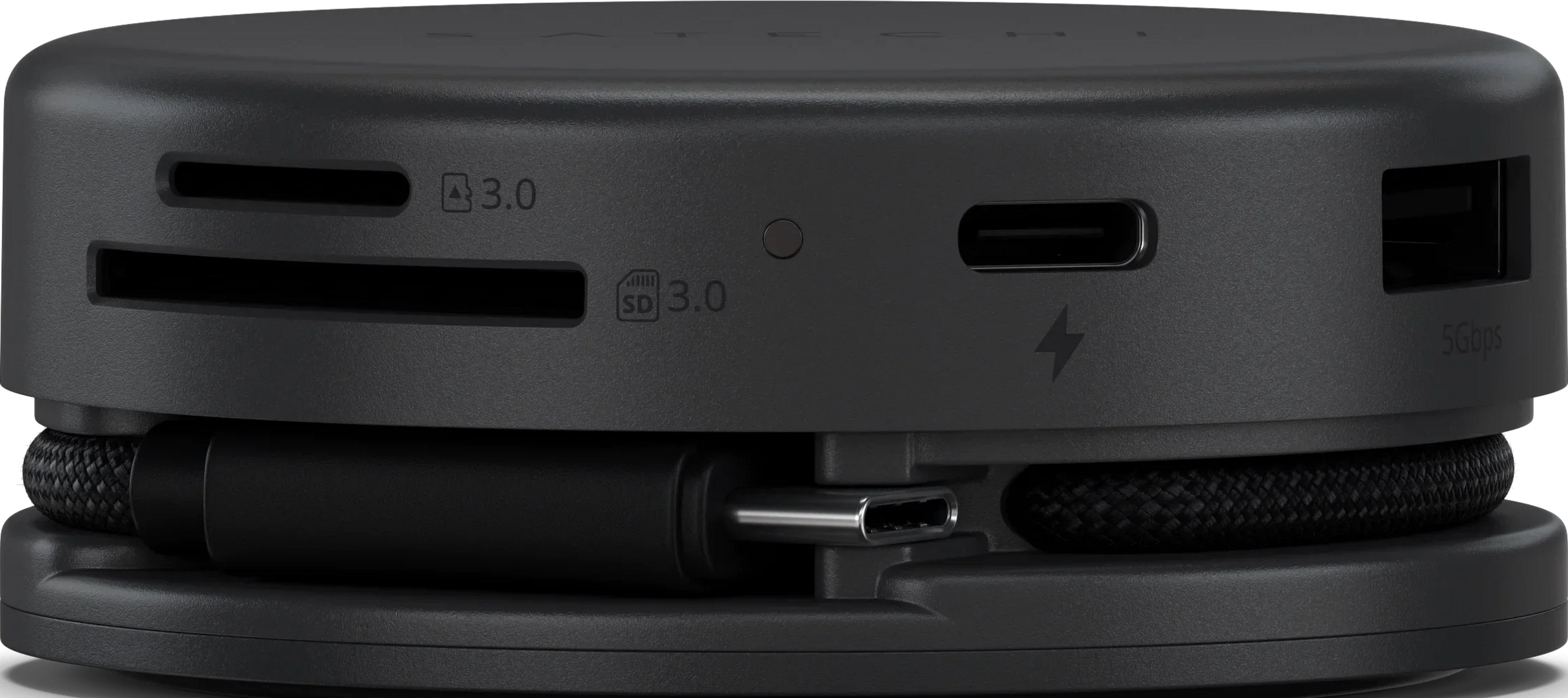 Schwarzer USB-C-Hub mit SD- und USB-3.0-Anschlüssen, einem USB-C-Port und einem 5-Gbps-Anschluss.