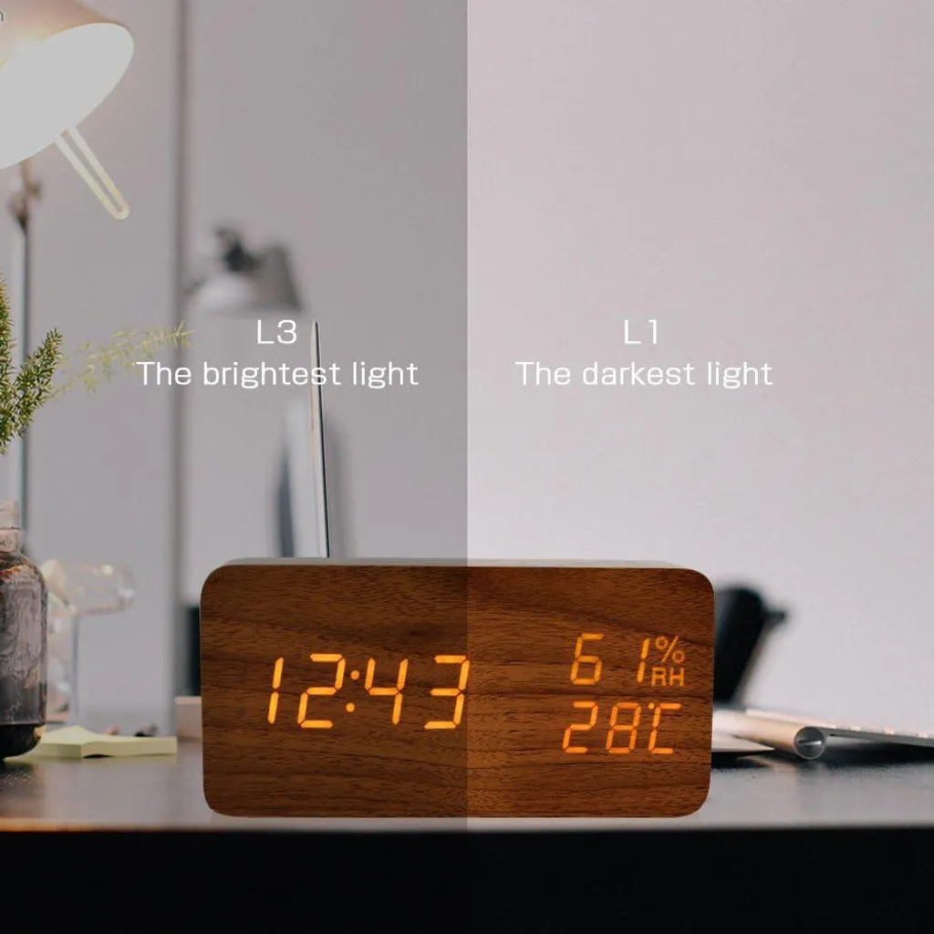 Holzdigitaluhr zeigt Zeit, Luftfeuchtigkeit und Temperatur. Helle und dunkle Beleuchtung.