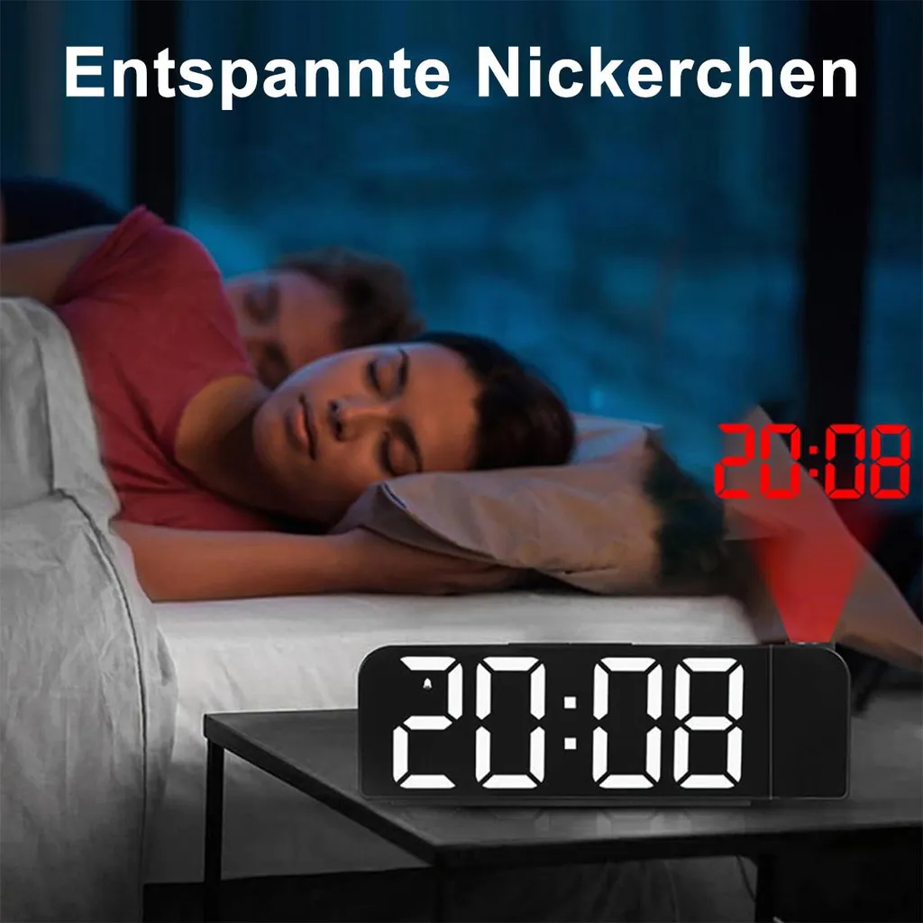 Zwei Personen schlafen im Bett, ein Projektionswecker zeigt 20:08 an.