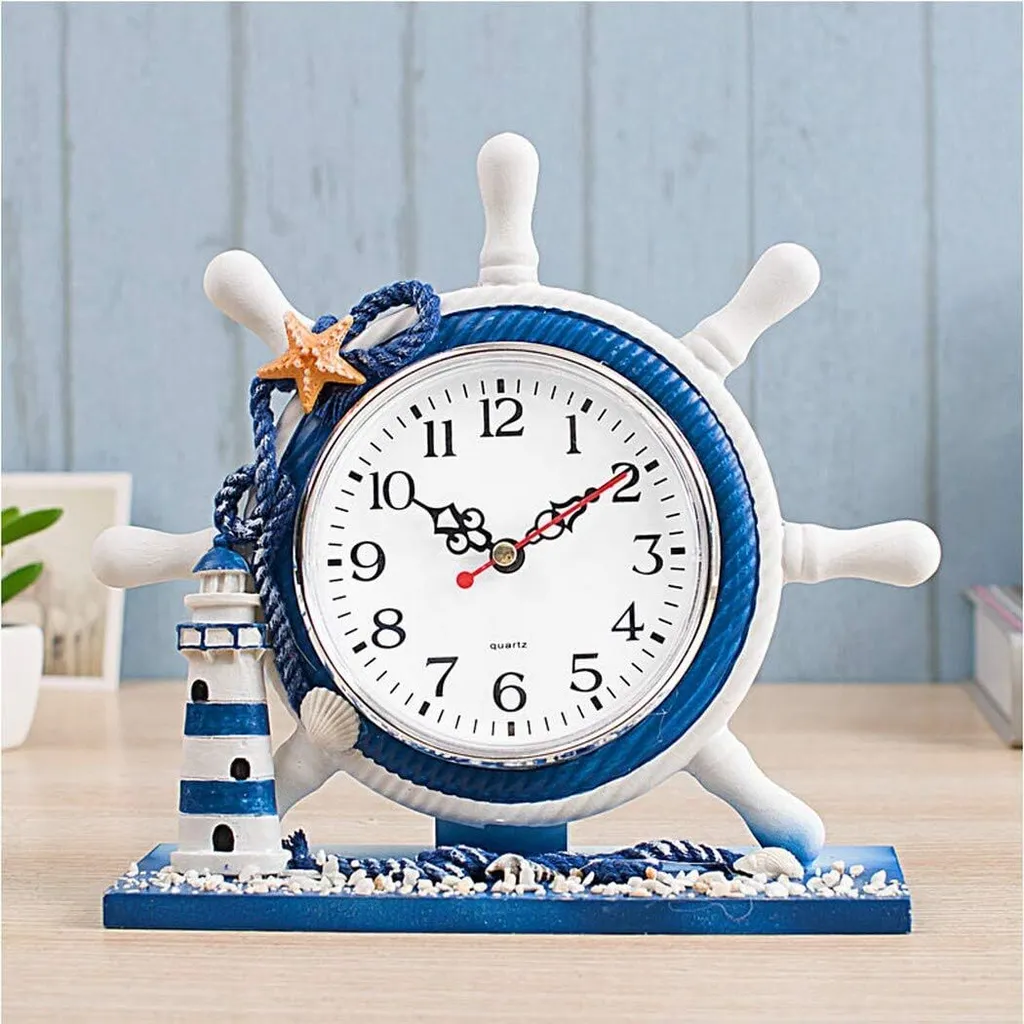 Nautische Uhr mit Steuerrad, Leuchtturm, Seestern, Muscheln und Seildetails.