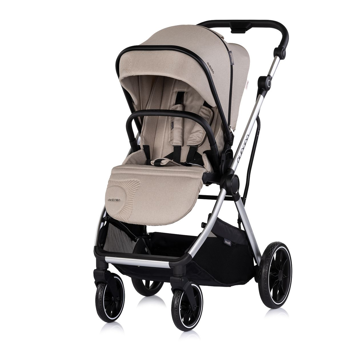 Ein beiger Kinderwagen mit schwarzen Akzenten steht auf weißem Hintergrund.