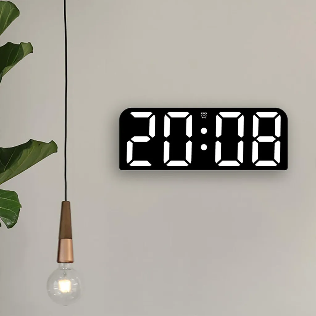 Eine digitale Uhr zeigt 20:08 an. Links daneben hängt eine Lampe.