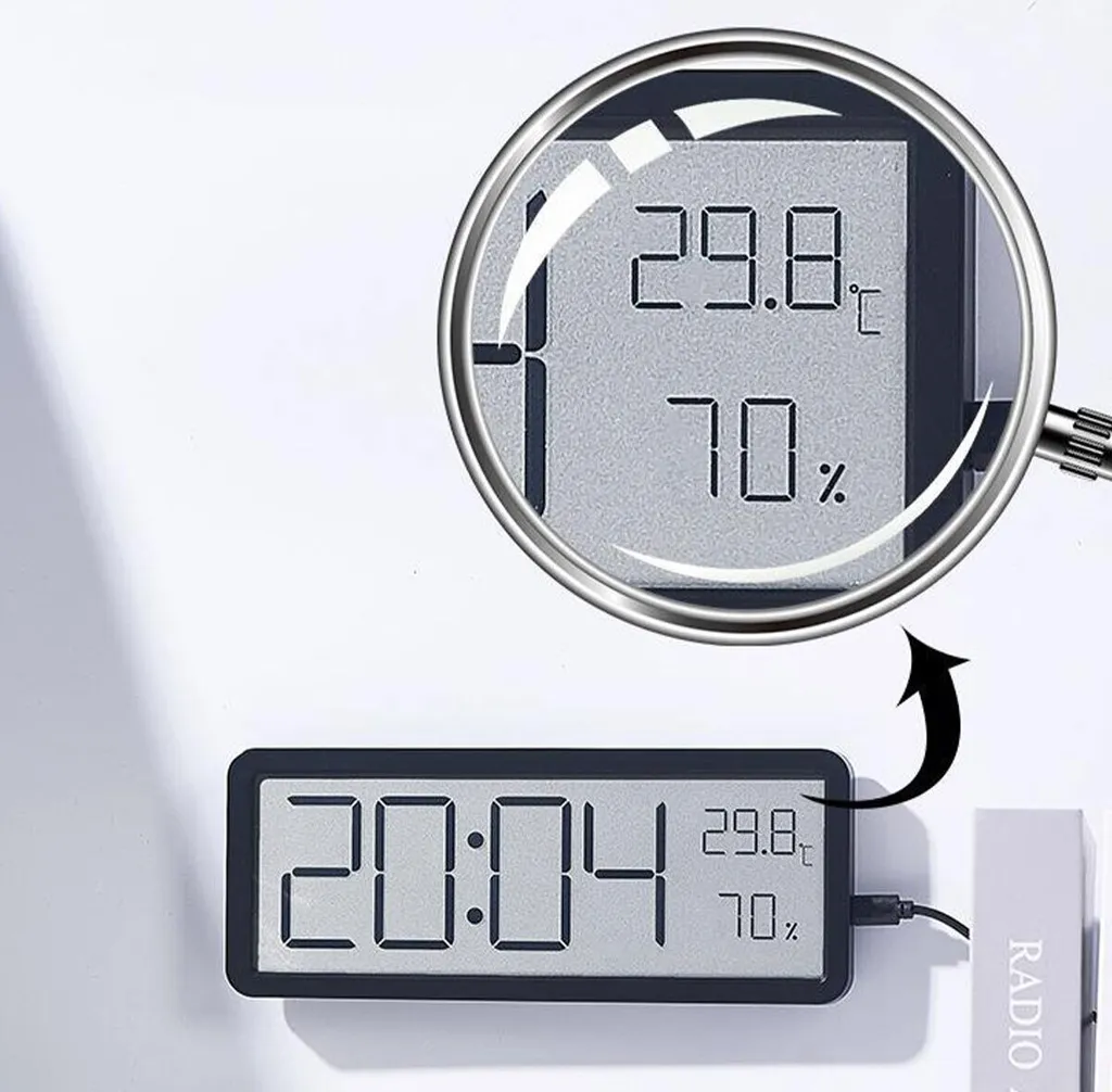 Digitale Uhr zeigt 20:04. Daneben Temperatur 29,8°C und Luftfeuchtigkeit 70%.