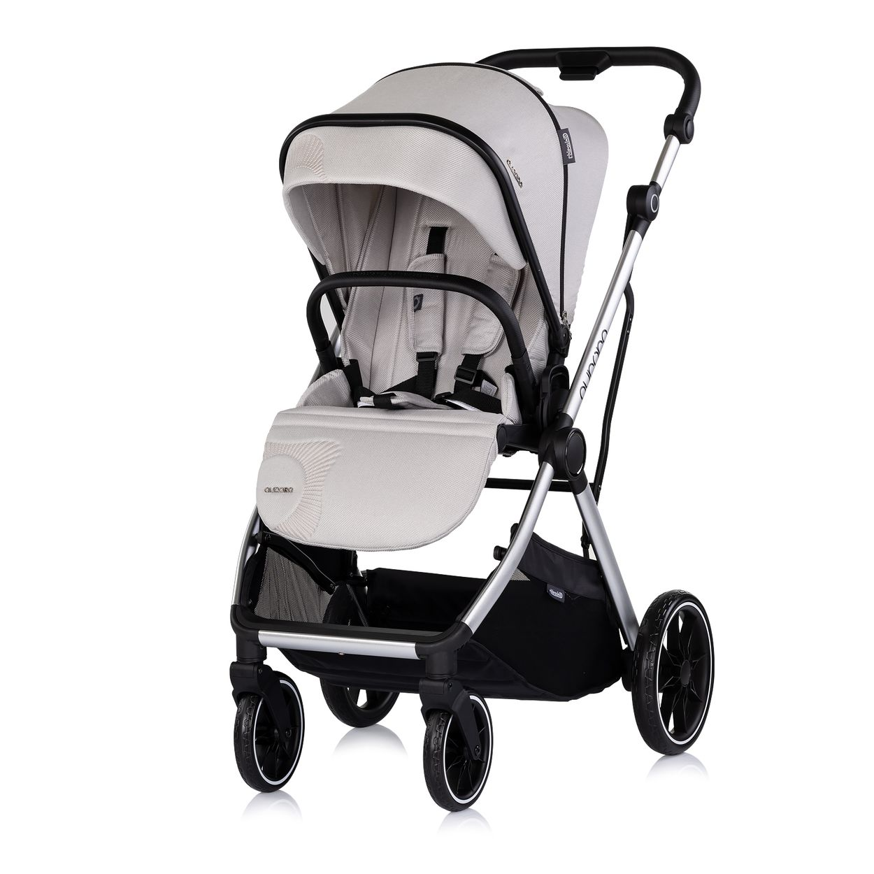 Ein heller Kinderwagen mit silbernem Rahmen, schwarzen Rädern und Sicherheitsgurten.