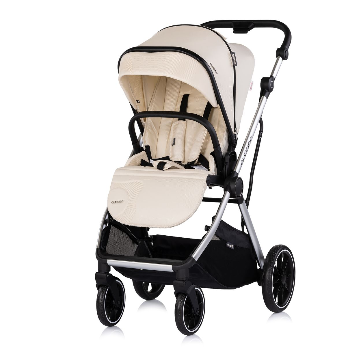 Ein cremefarbener Kinderwagen mit silbernem Rahmen und schwarzen Rädern.