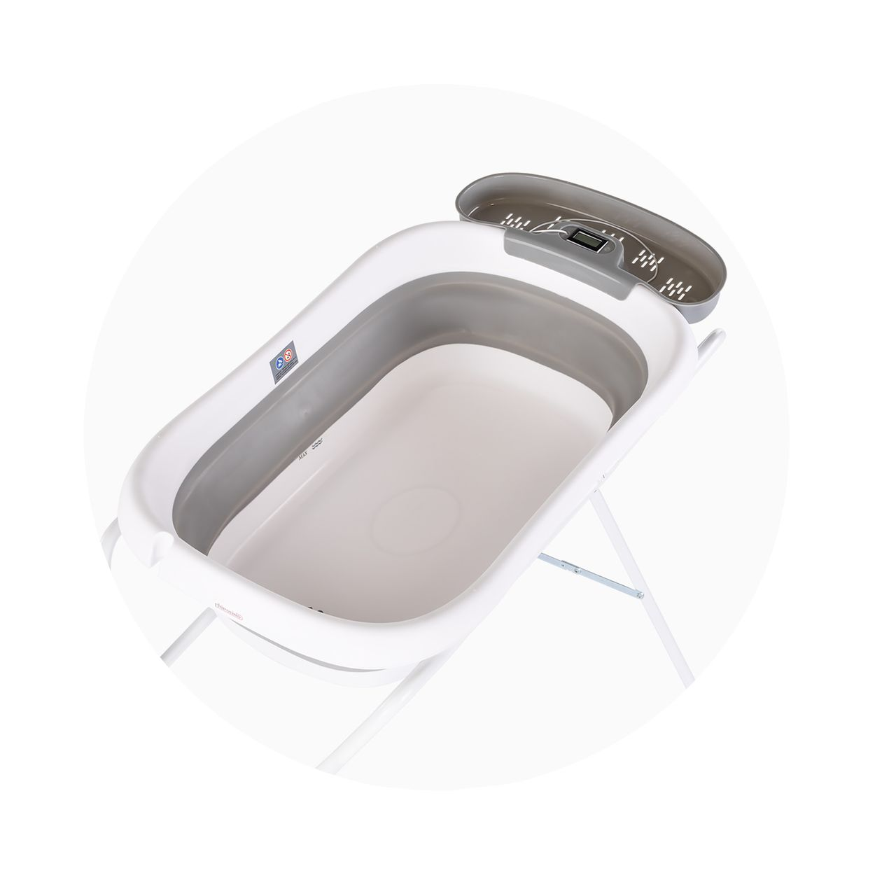 Eine weiße Babybadewanne mit grauen Akzenten und Digitalanzeige auf einem Ständer.