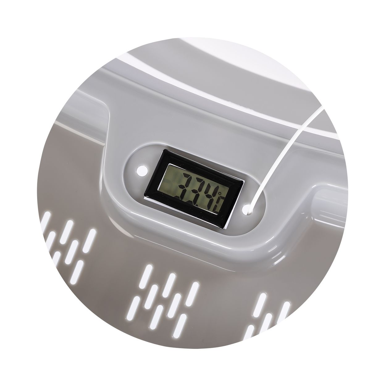 Ein digitales Thermometer auf einem grauen Behälter zeigt 33,4 Grad an.