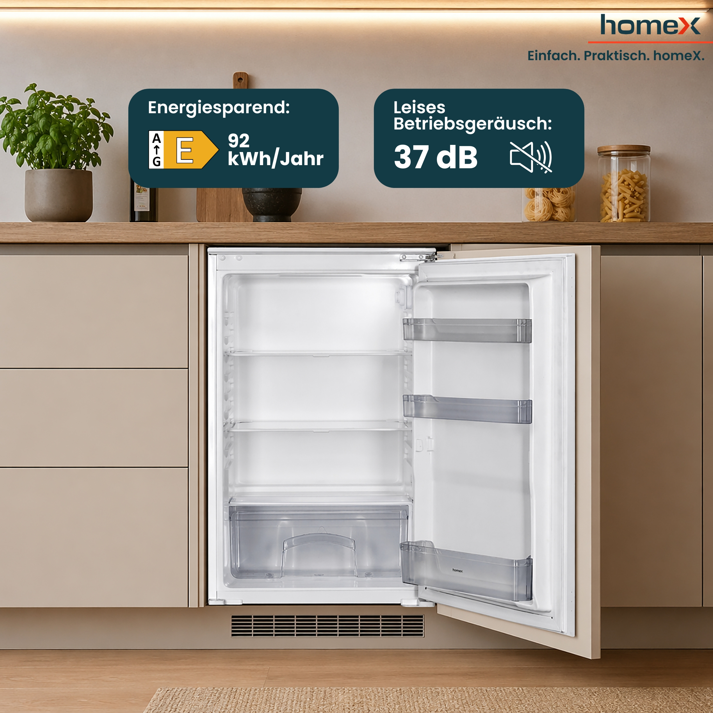Ein offener, leerer Kühlschrank mit Energieeffizienz-Label E und 92 kWh/Jahr.