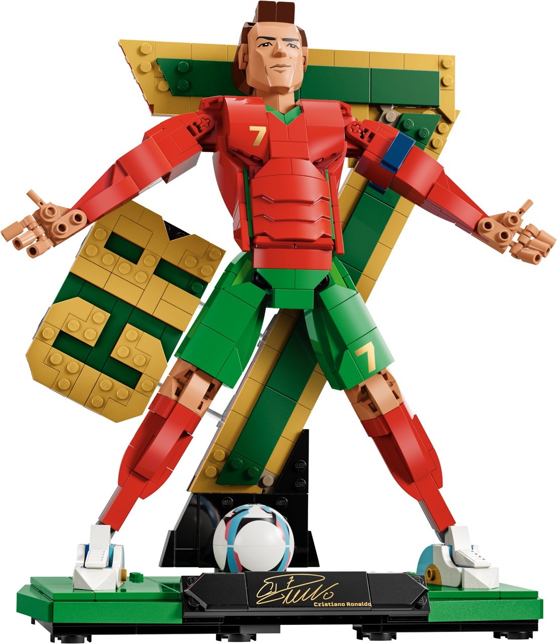 Kırmızı ve yeşil forma giymiş Lego Cristiano Ronaldo figürü, futbol topu ve imzalı taban.