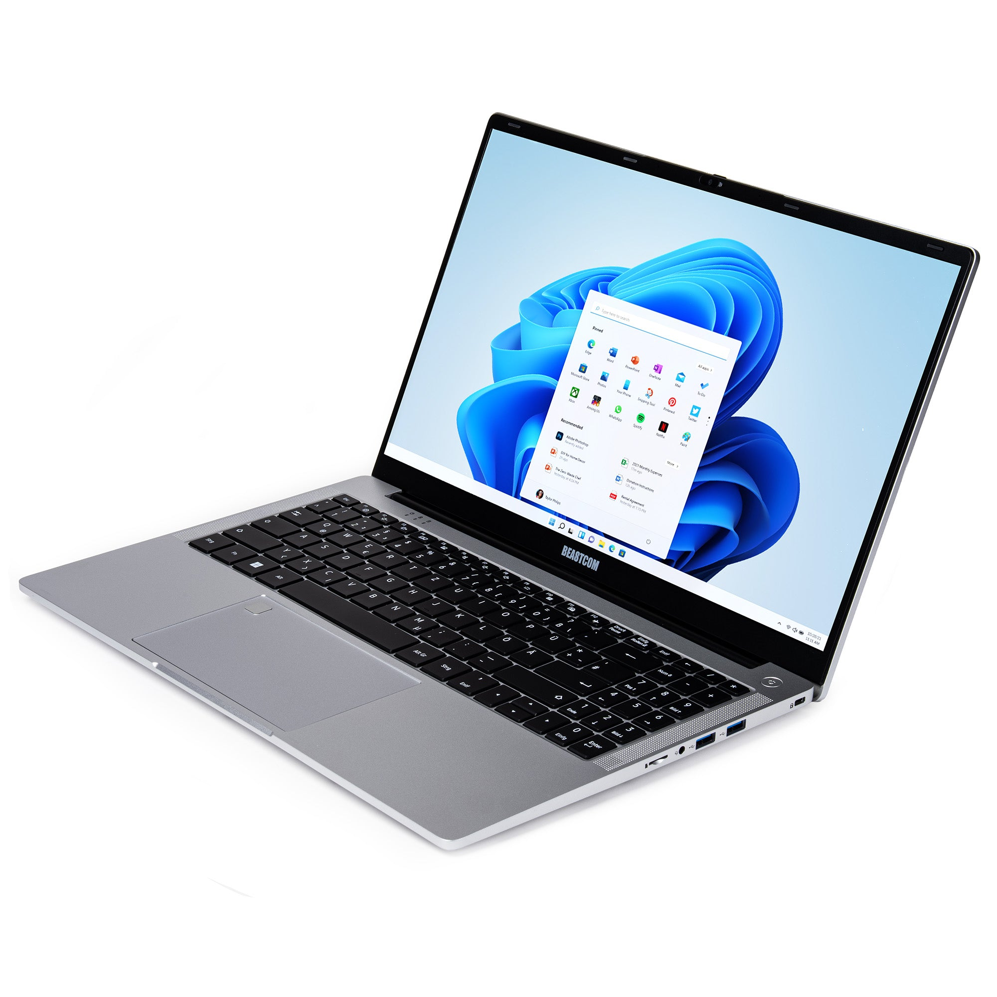 Ein silberner Laptop mit beleuchteter Tastatur und Windows 11-Startmenü auf dem Bildschirm.