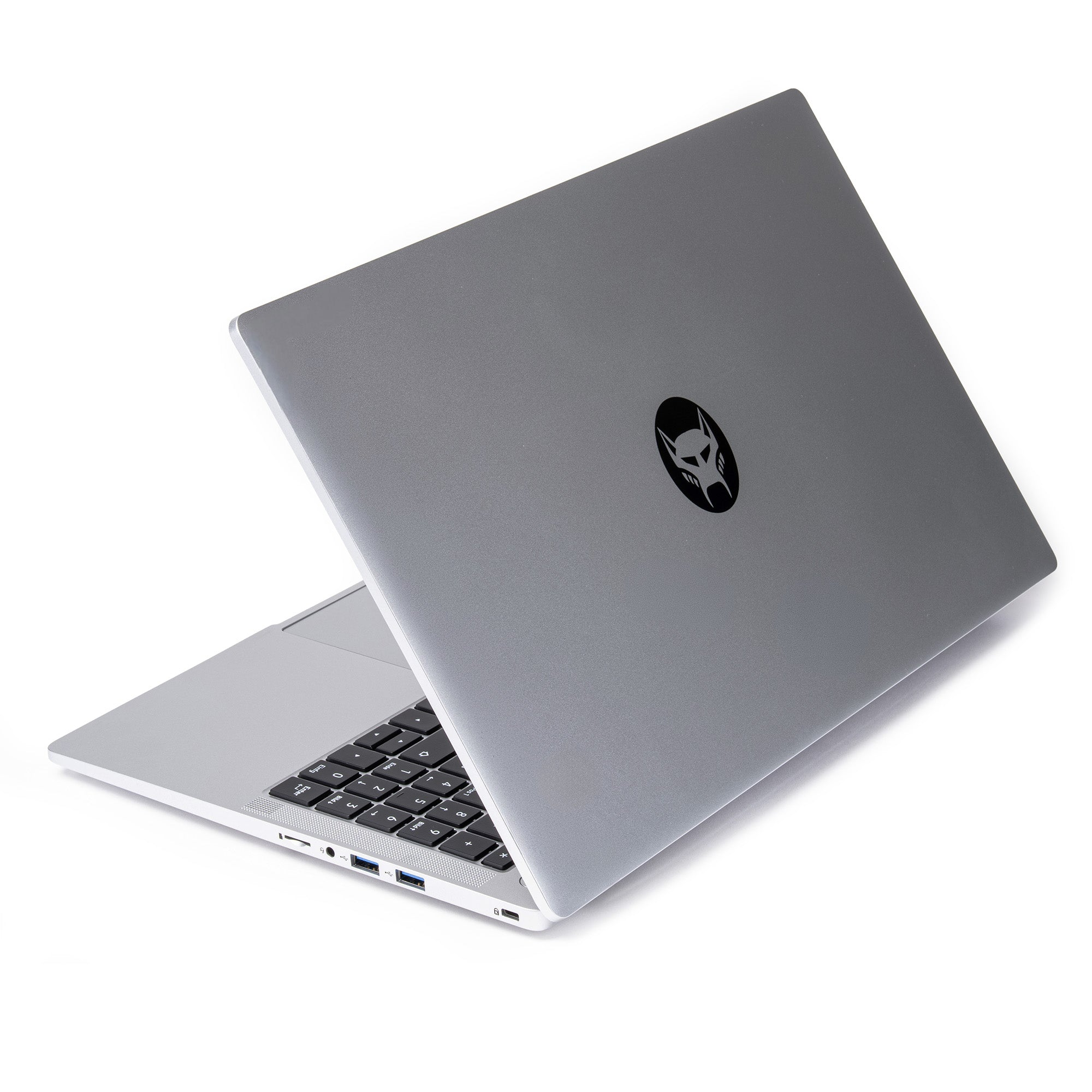 Ein silberner Laptop mit einem schwarzen Wolfskopf-Logo auf dem Deckel.