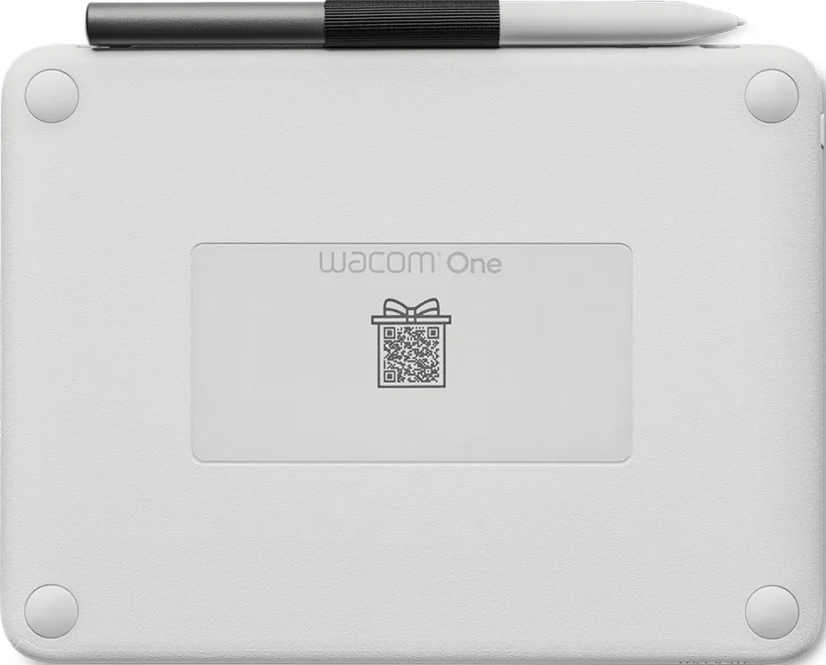Ein weißes Grafiktablett mit einem Stift obendrauf. Mit Wacom One Logo und QR-Code.