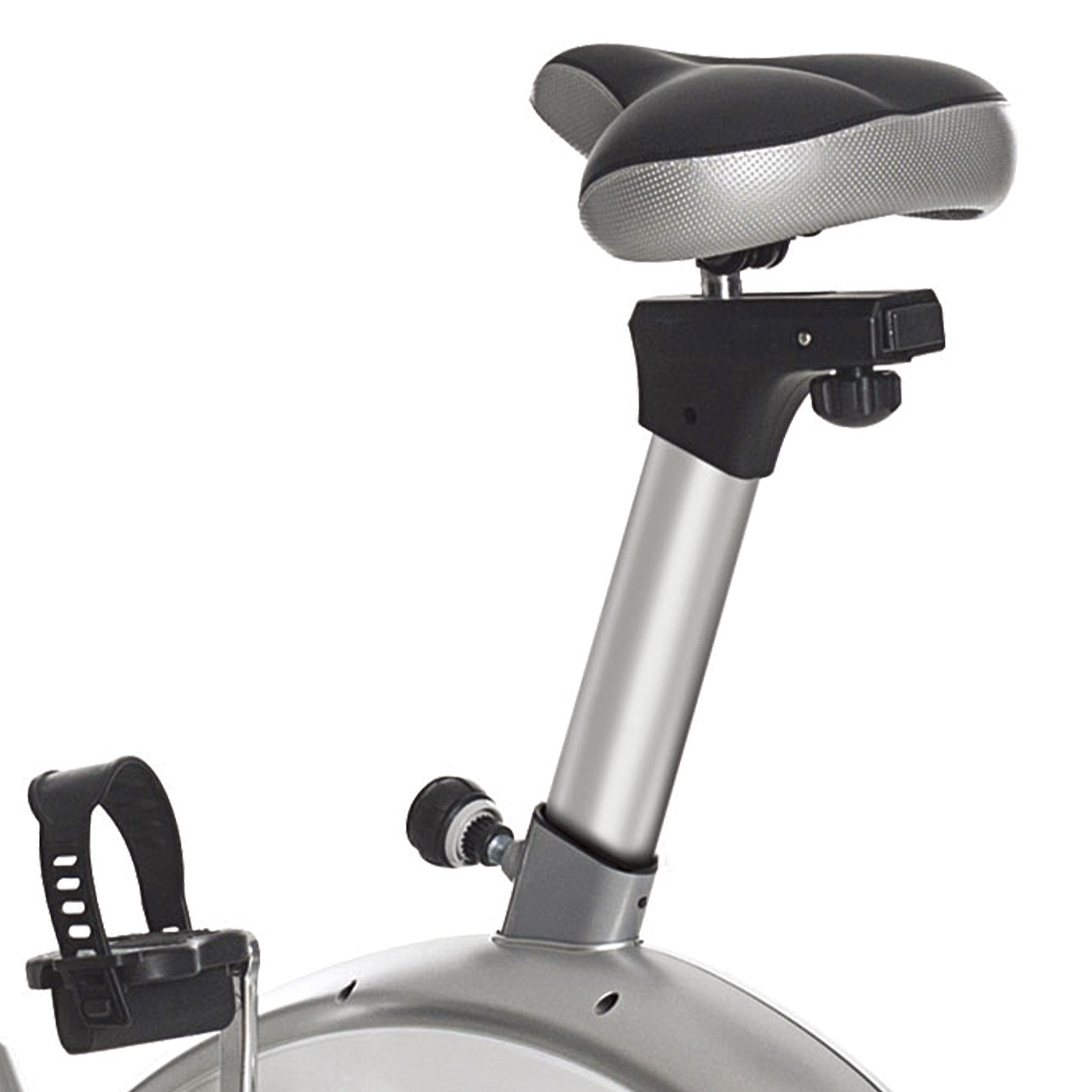 Primer plano de un cuadro de bicicleta plateado con asiento negro y un pedal.