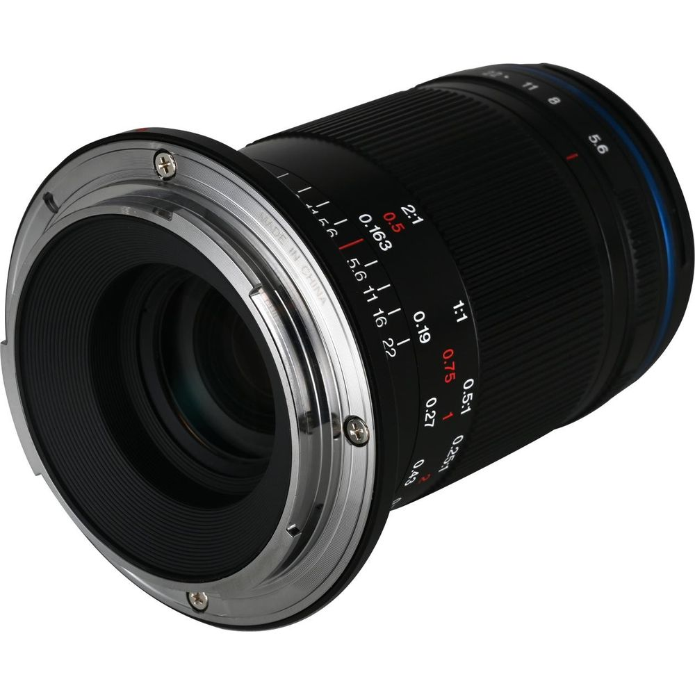 Close-up van een cameralens met focus- en diafragmaringen. Gemaakt in China.