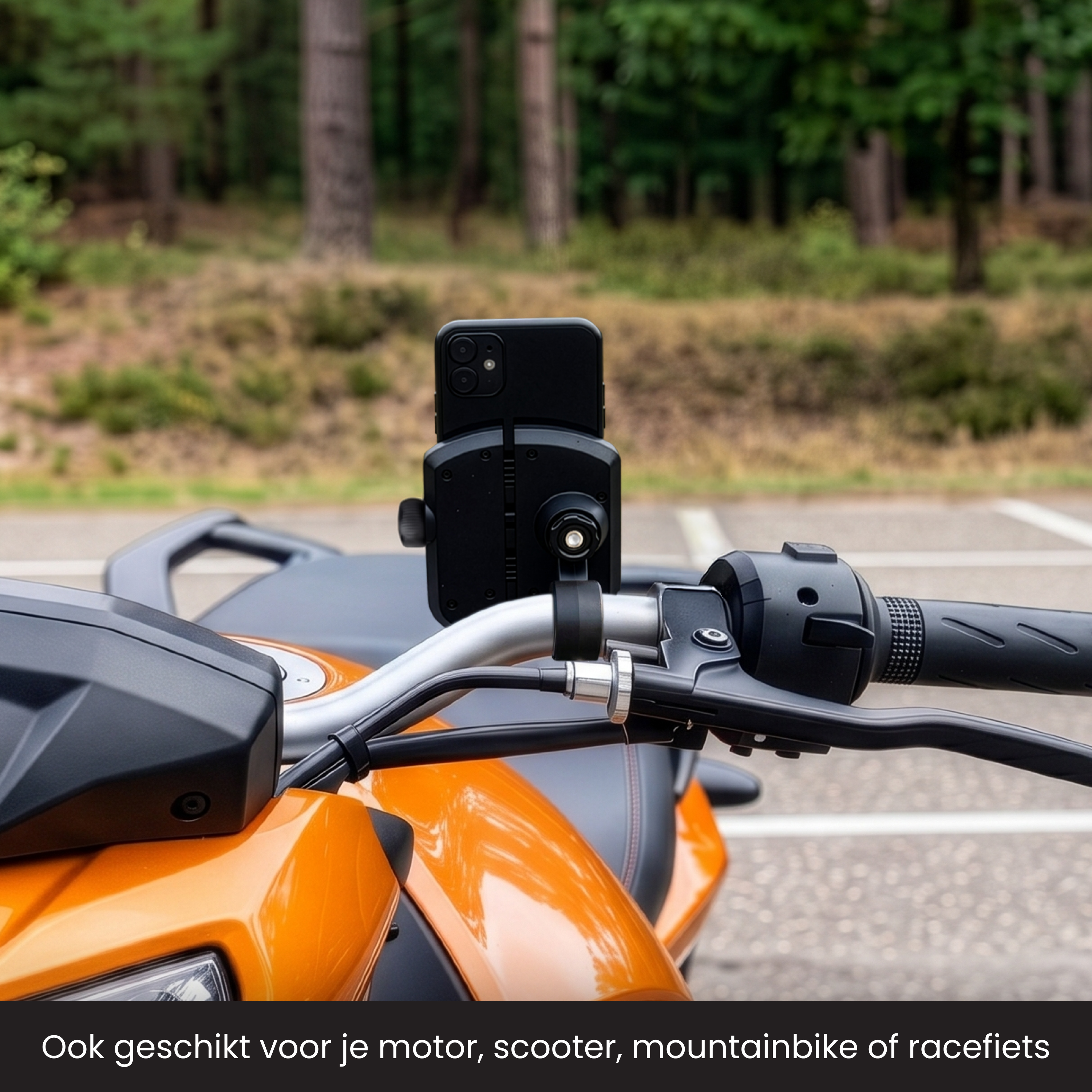 Un smartphone noir monté sur le guidon d'une moto, avec des arbres en arrière-plan.